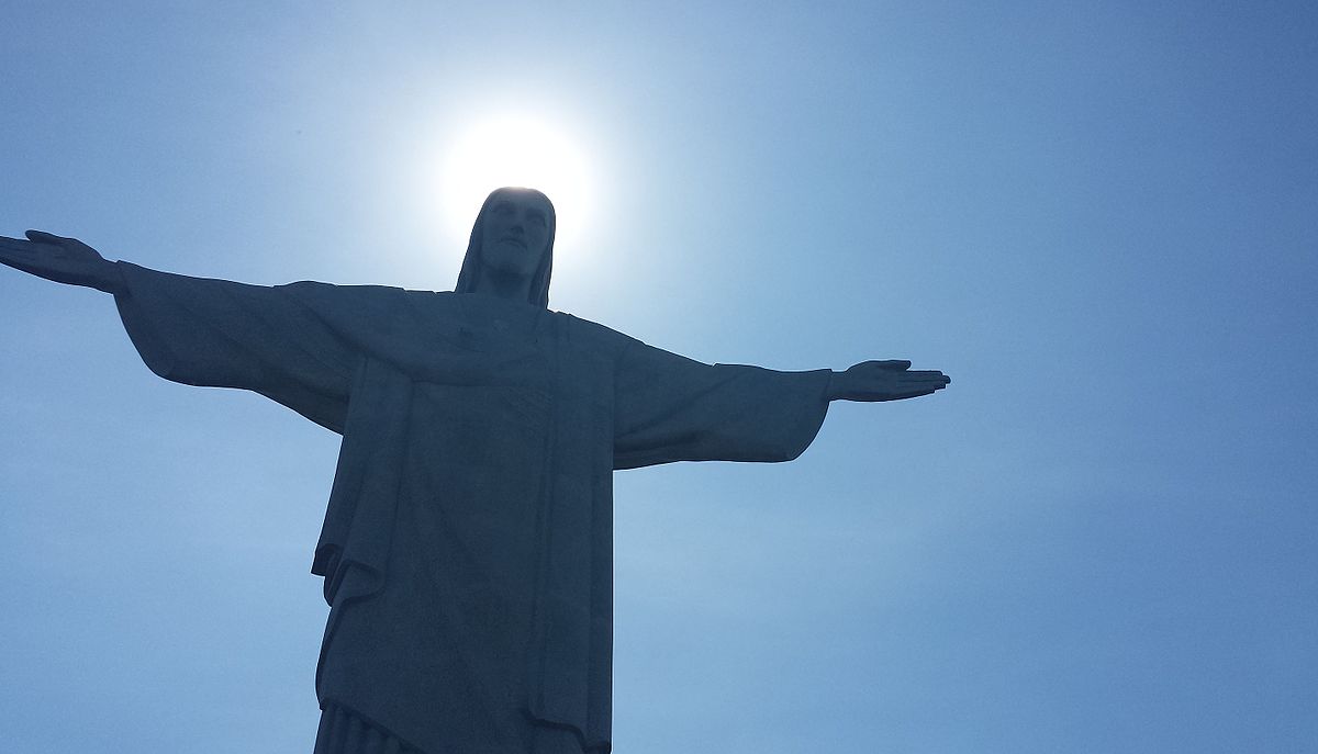 Estatua de Cristo con aura solar en la cabeza. | Foto: Wikipedia