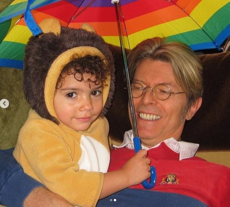 Alexandra Jones con su padre David Bowie en un post del 11 de enero de 2023 | Fuente: Instagram/ _p0odle_