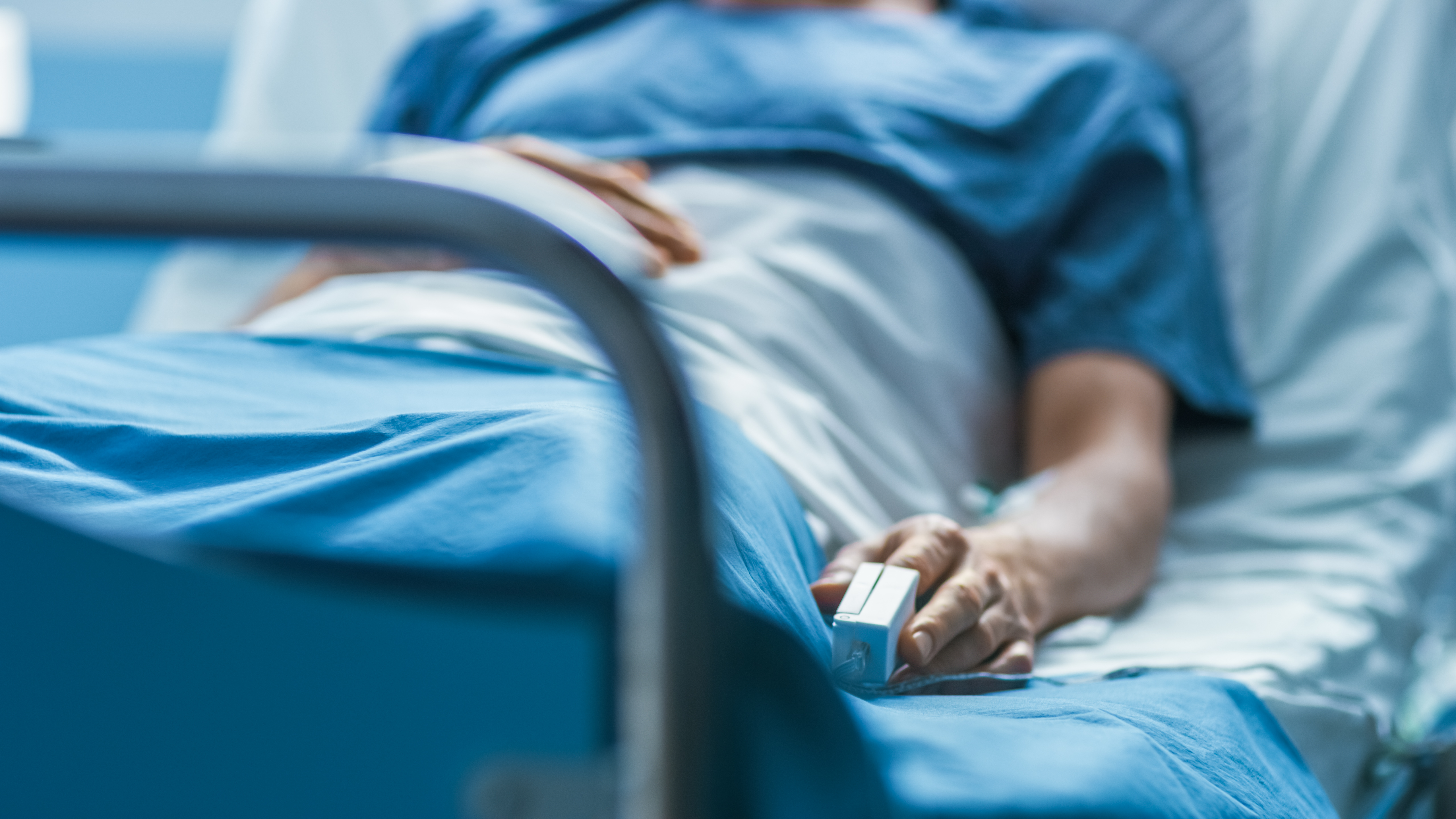 Hombre enfermo en una cama de hospital | Foto: Getty Images