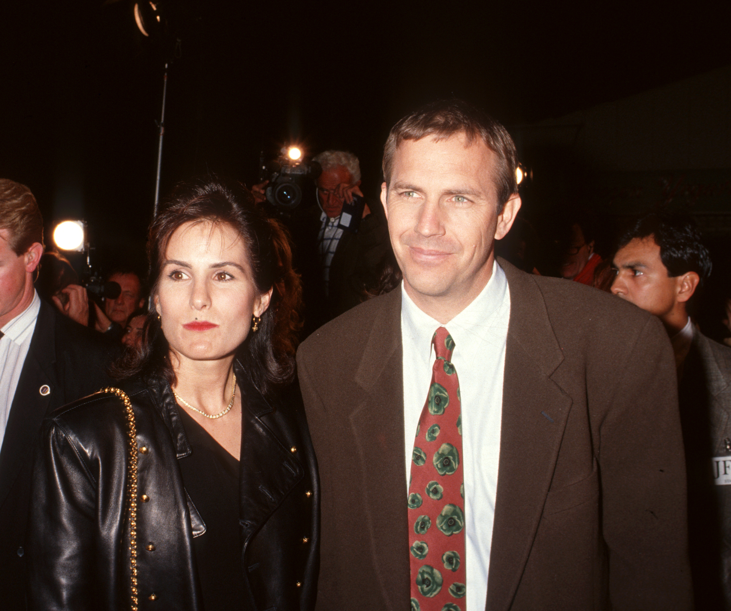 Kevin Costner y Cindy Silva durante en el teatro Mann's Village en Westwood, California, el 17 de diciembre de 1991. | Fuente: Getty Images