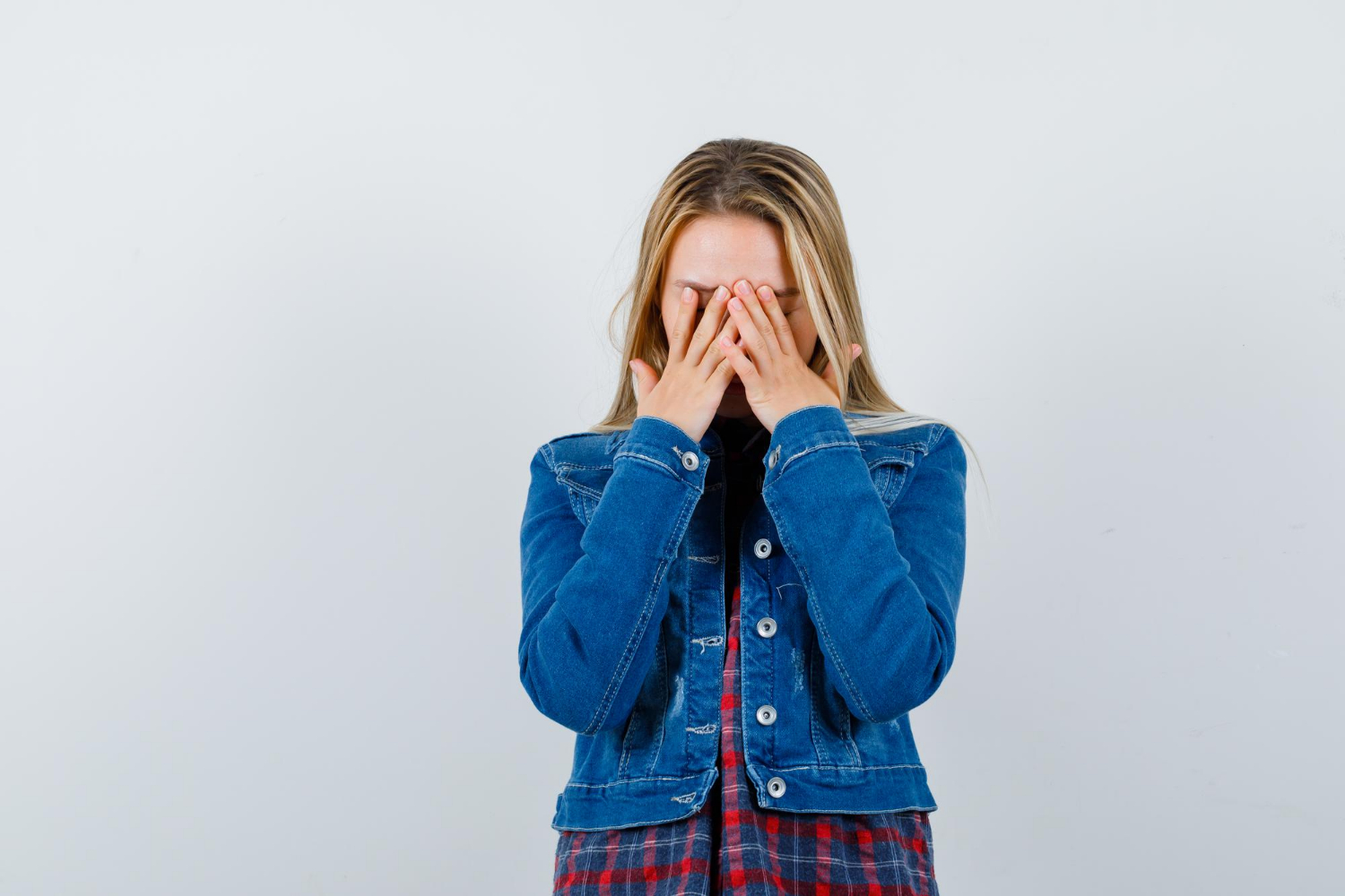 Una joven deprimida | Fuente: Freepik