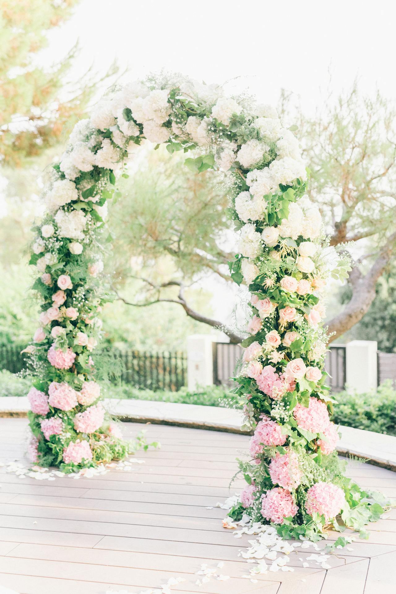 Un arco de boda con flores rosas y blancas | Fuente: Pexels