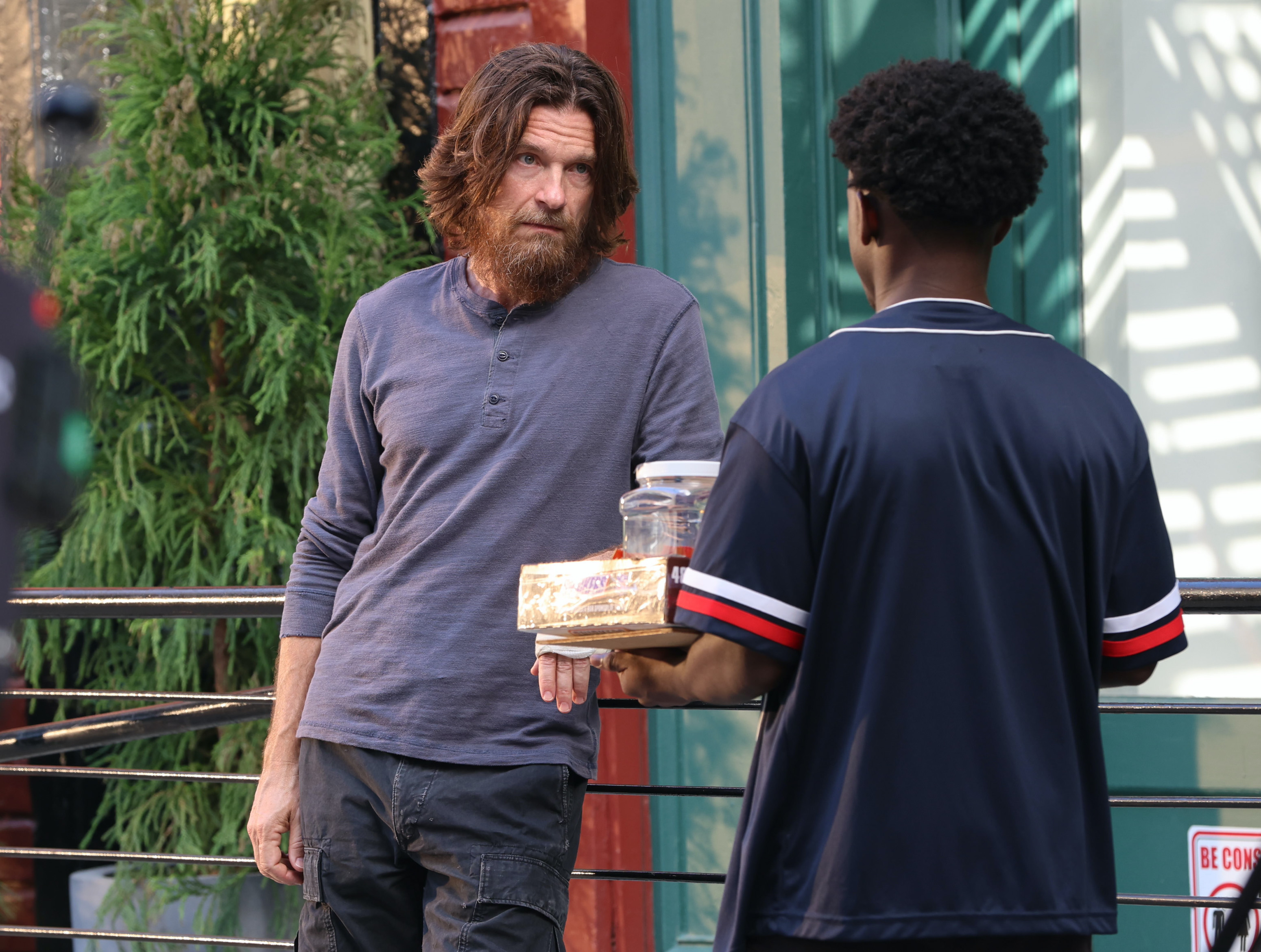 El actor en el set de rodaje de la serie de televisión "Conejo Negro" el 13 de junio de 2024, en Nueva York. | Fuente: Getty Images