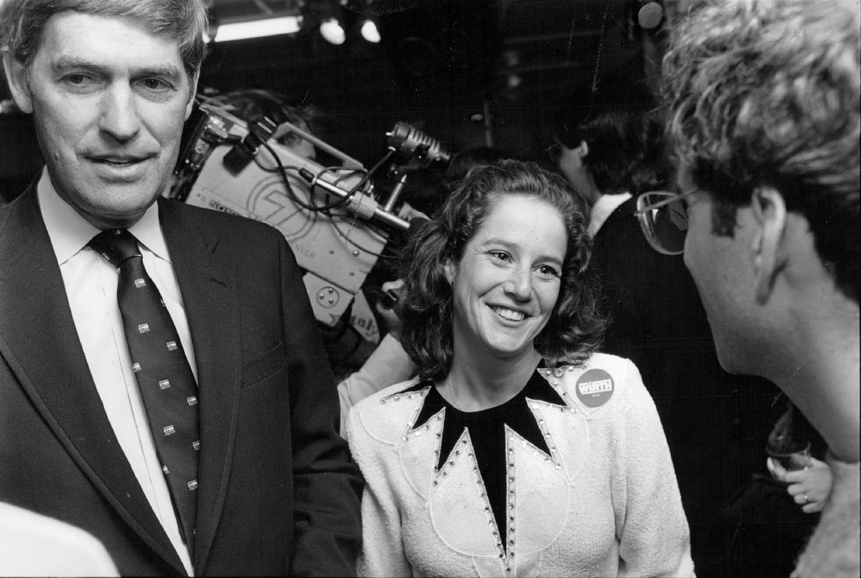 Debra Winger durante una aparición en una recaudación de fondos de Tim Wirth en la Sala Piraña el 27 de septiembre de 1986 | Fuente: Getty Images