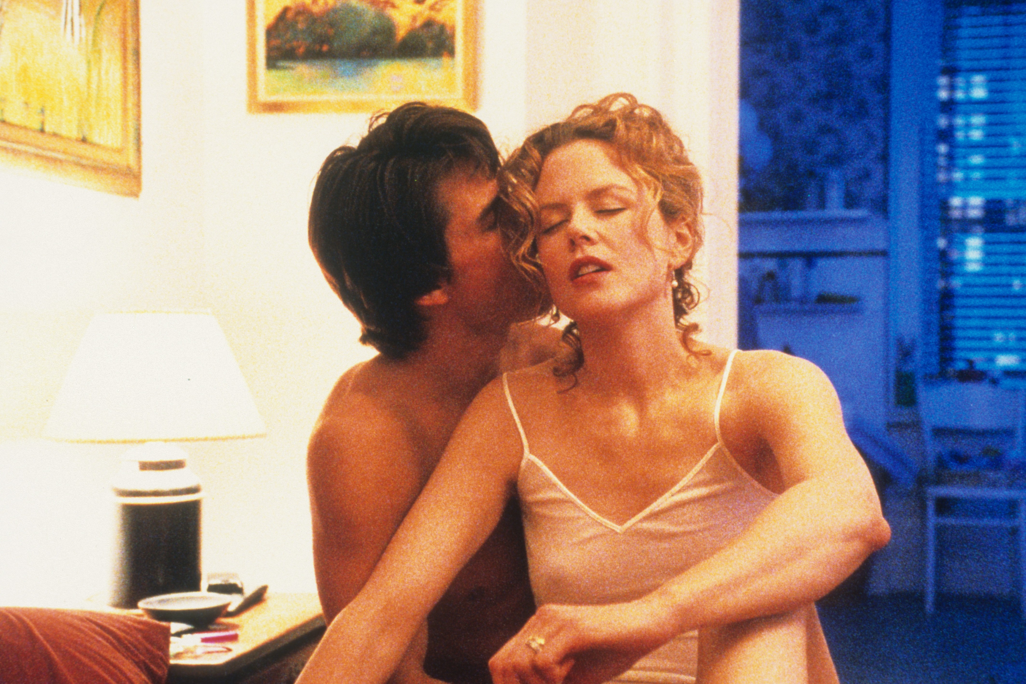 Tom Cruise besando a Nicole Kidman en una escena de la película "Eyes Wide Shut", 1999 | Fuente: Getty Images