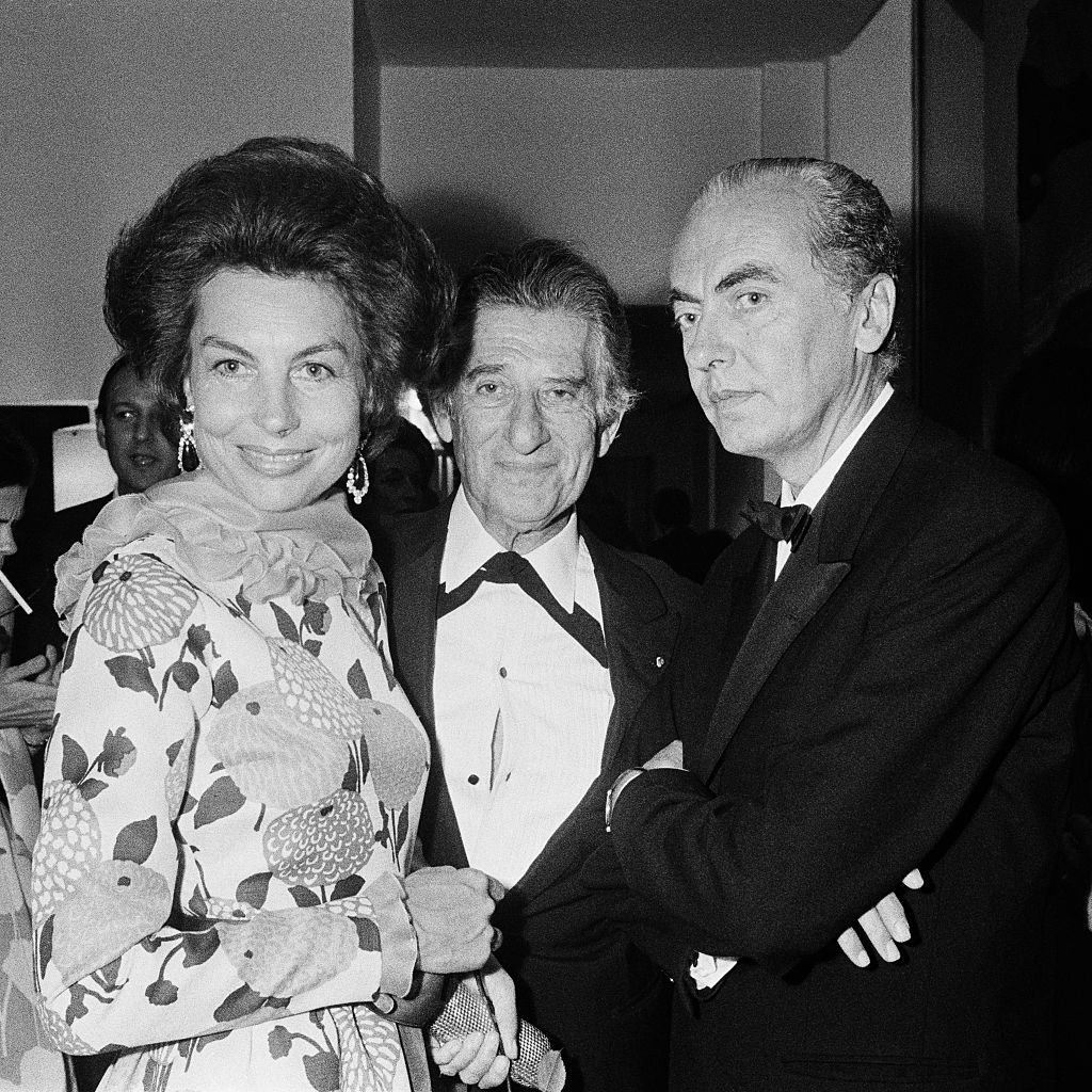 La heredera francesa de L'Oréal, Liliane Bettencourt, su esposo el político Andre Bettencourt, y el empresario Paul-Louis Weiller.|Foto: Getty Images