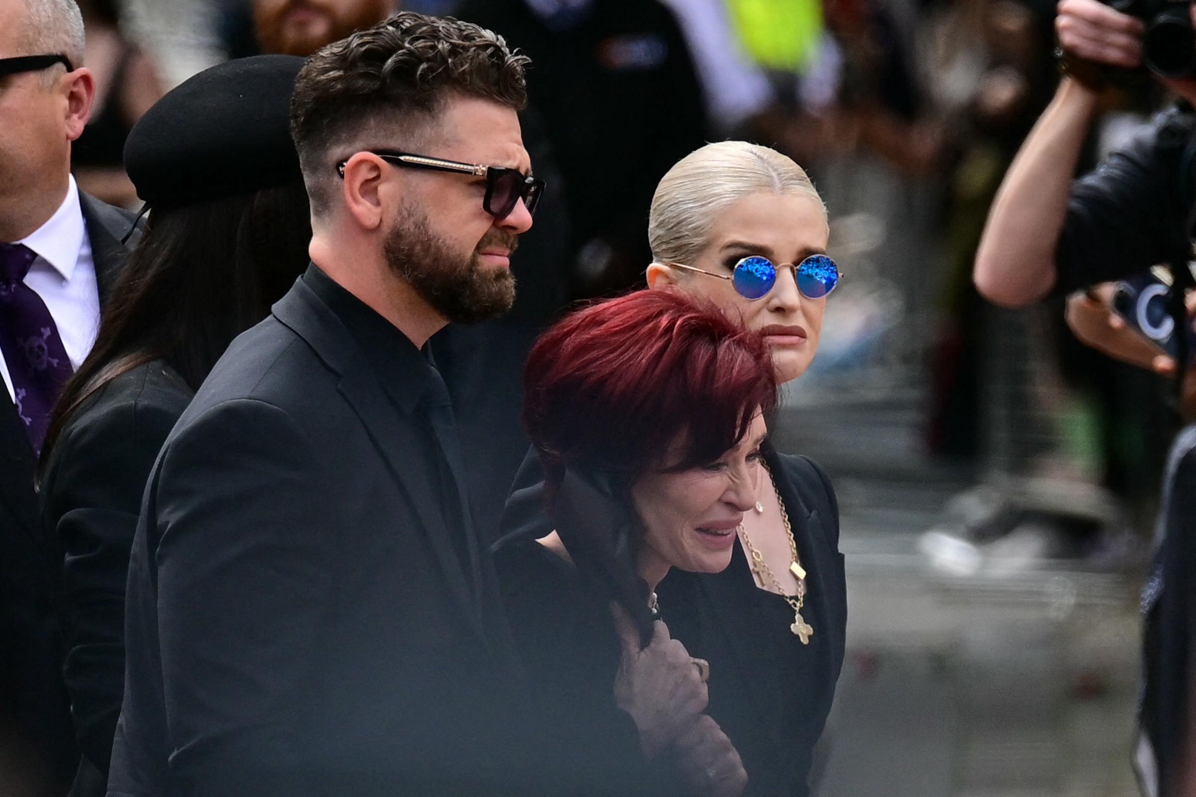 Sharon, Jack y Kelly Osbourne llegan para depositar flores en el puente de Black Sabbath durante el cortejo fúnebre por Ozzy en Birmingham el 30 de julio de 2025 | Fuente: Getty Images