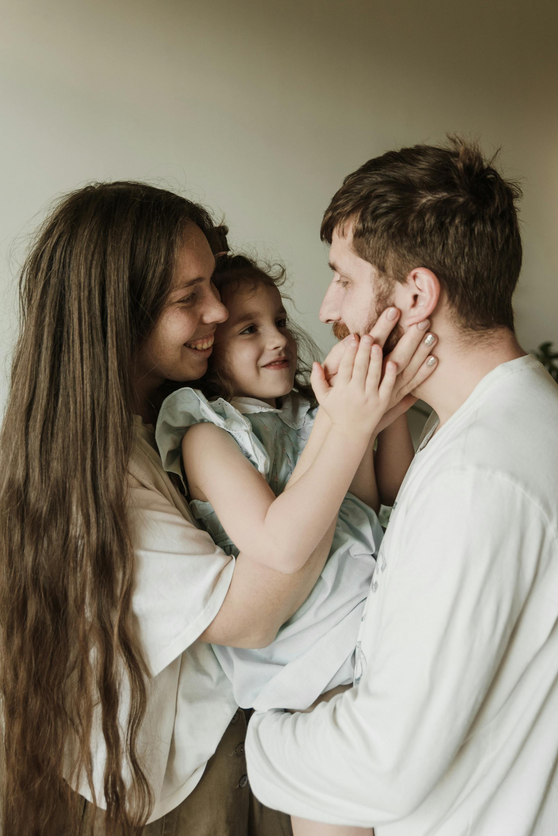 Unos padres orgullosos con su hija | Fuente: Pexels