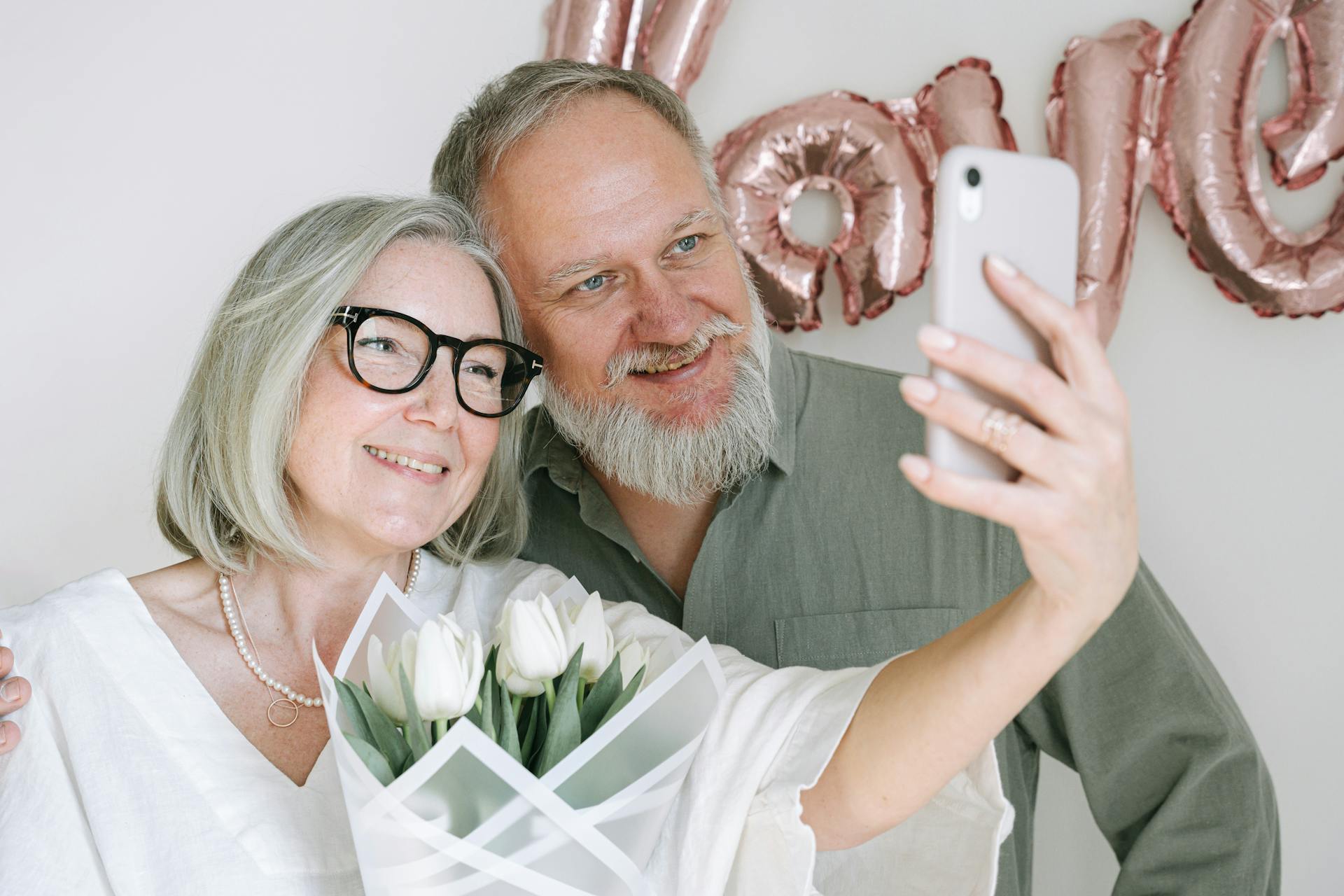 Una feliz pareja de ancianos haciéndose una foto juntos | Fuente: Pexels