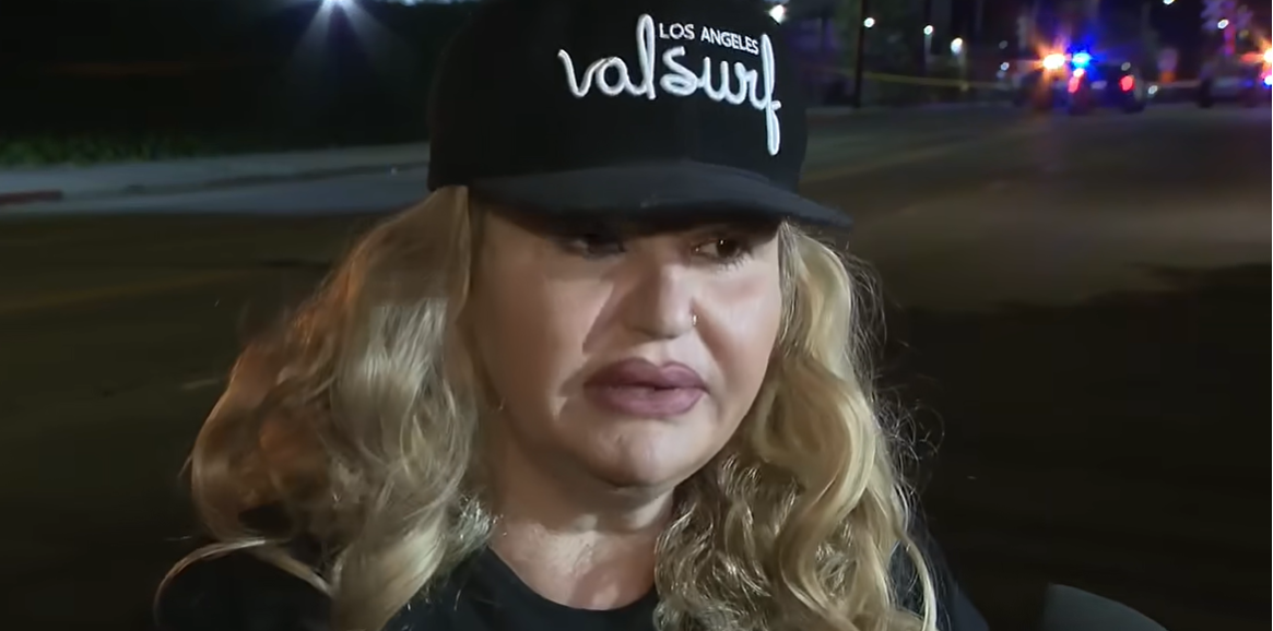 Una testigo habla con FOX 11 Los Ángeles sobre los momentos previos al fatal accidente de helicóptero en Chatsworth y recuerda cómo su esposo se dio cuenta de que el helicóptero se balanceaba poco antes de que apareciera una columna de humo. | Fuente: YouTube/FOX 11 Los Ángeles