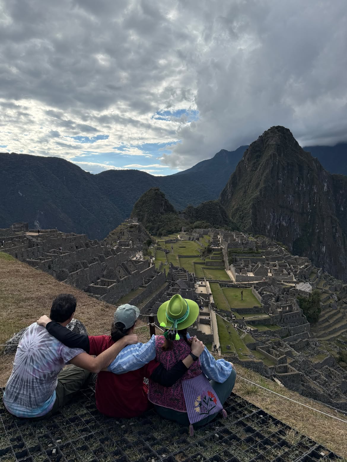 Ricardo Mollo, Atahualpa y Natalia Oreiro contemplan el paisaje durante sus vacaciones en Machu Pichu | Fuente: Instagram/nataliaoreirosoy