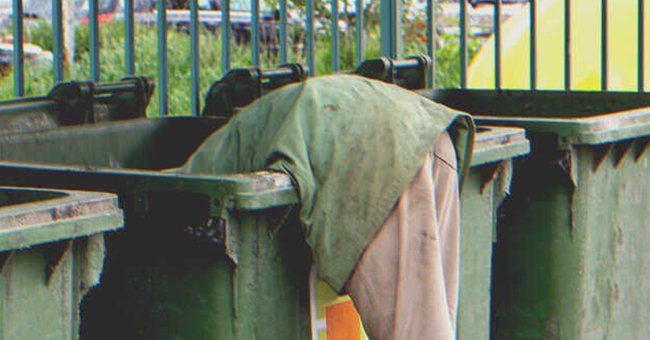 Un hombre revisando la basura | Foto: Shutterstock