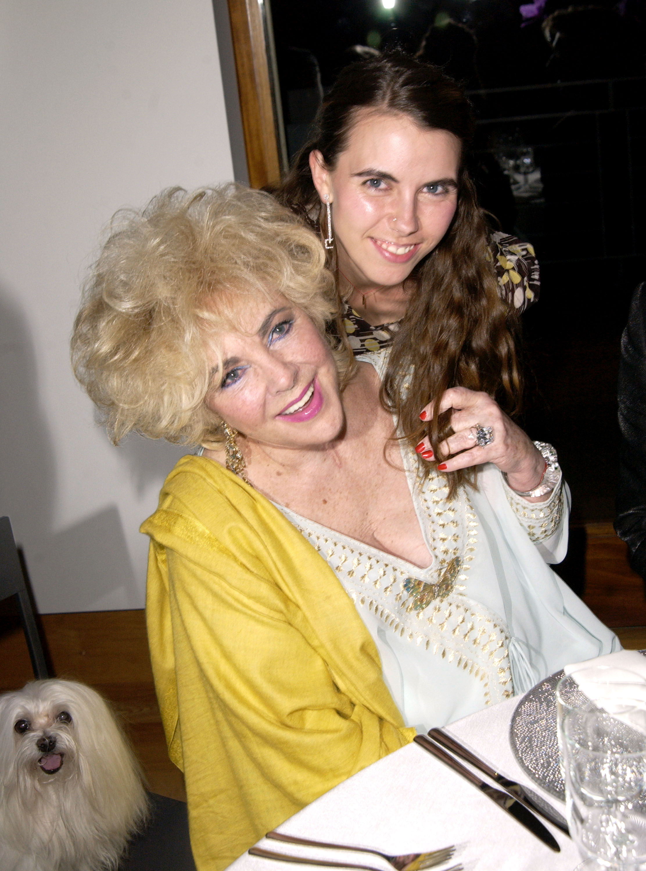 Elizabeth Taylor y Naomi Wilding en el evento de AmfAR y el Centro de Información del Diamante en honor a Elizabeth Taylor con el Primer Premio Icono del Diamante el 18 de marzo de 2003 | Fuente: Getty Images