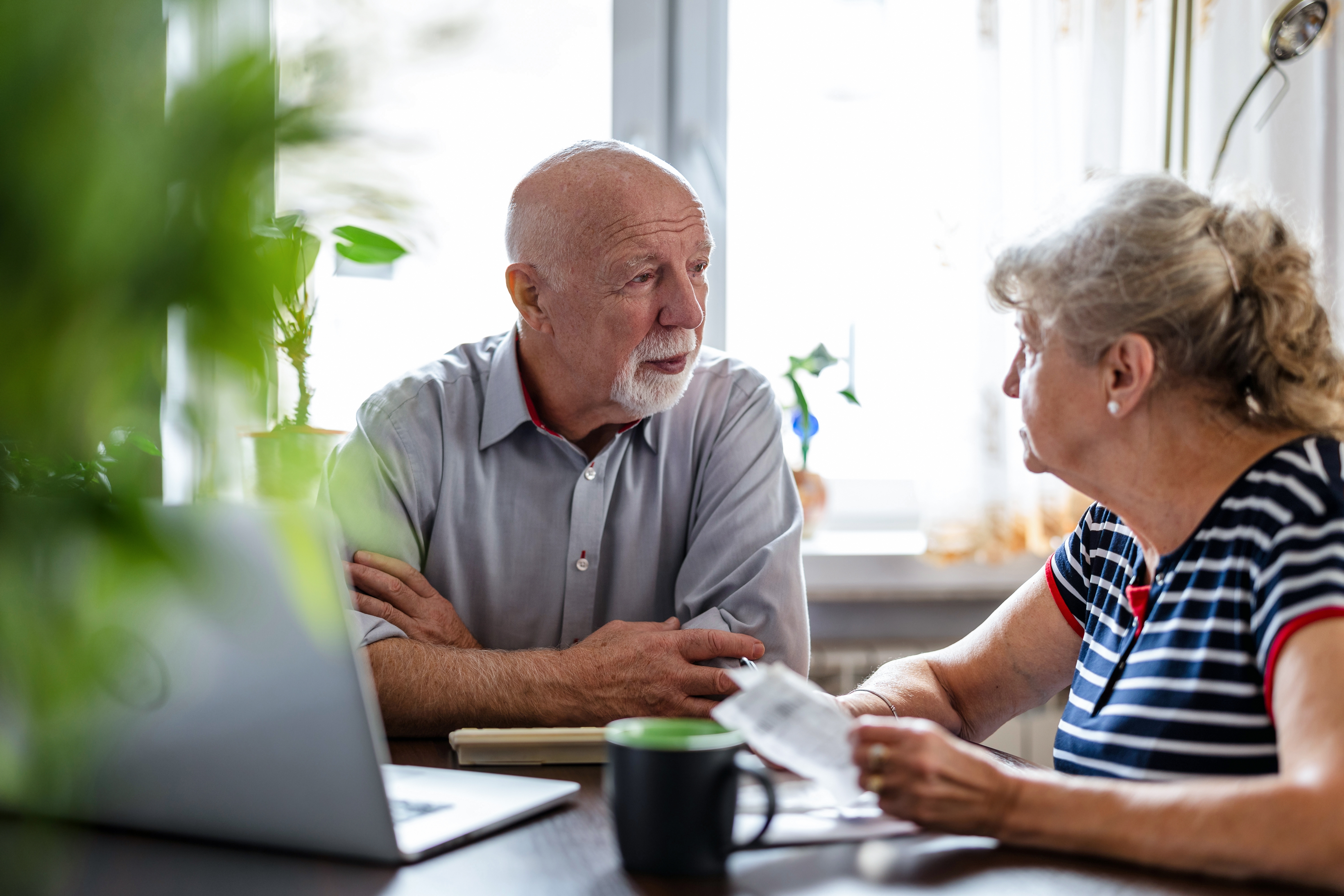 Una pareja de ancianos discutiendo | Fuente: Shutterstock