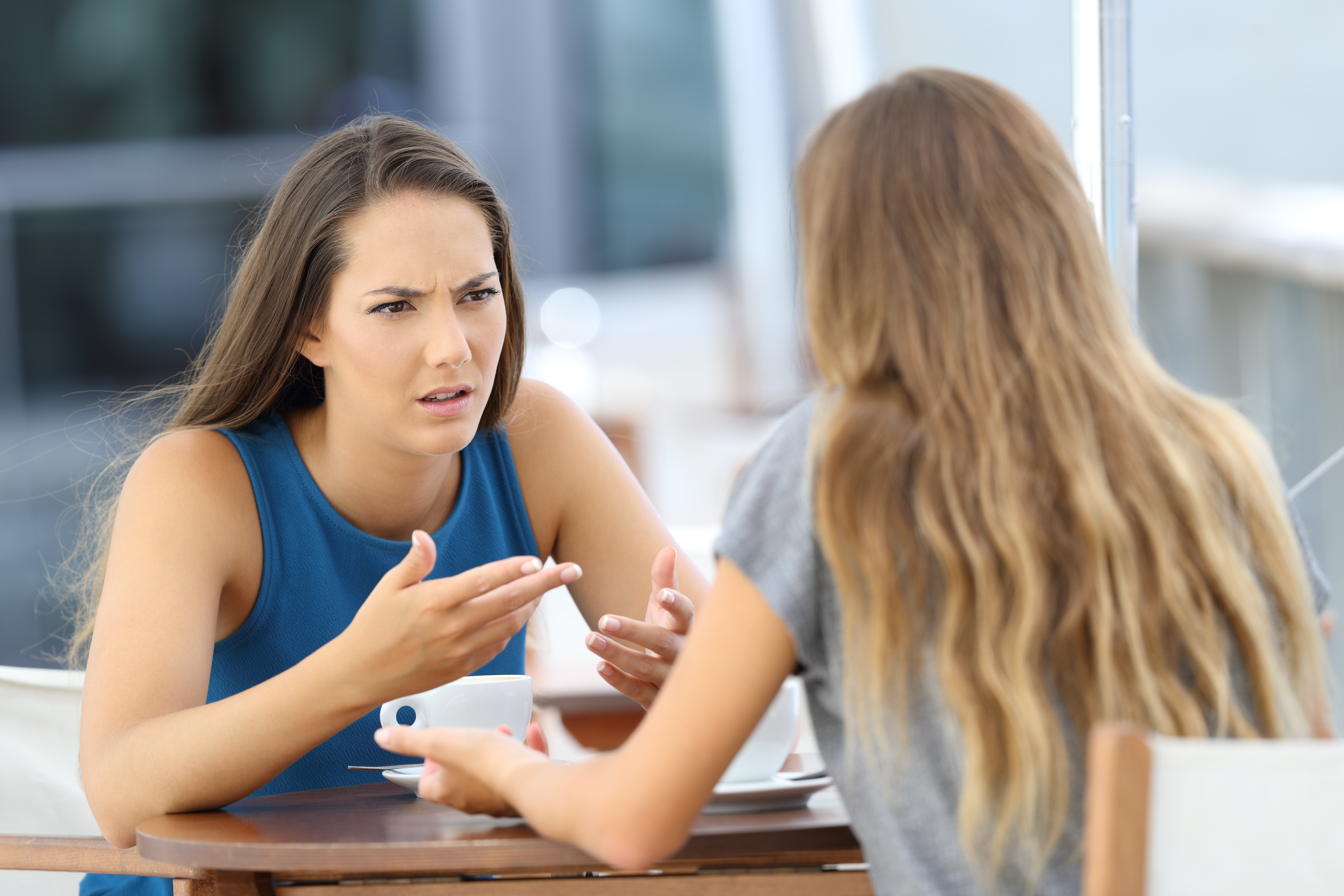 Una mujer enfadada hablando con otra mujer | Fuente: Shutterstock