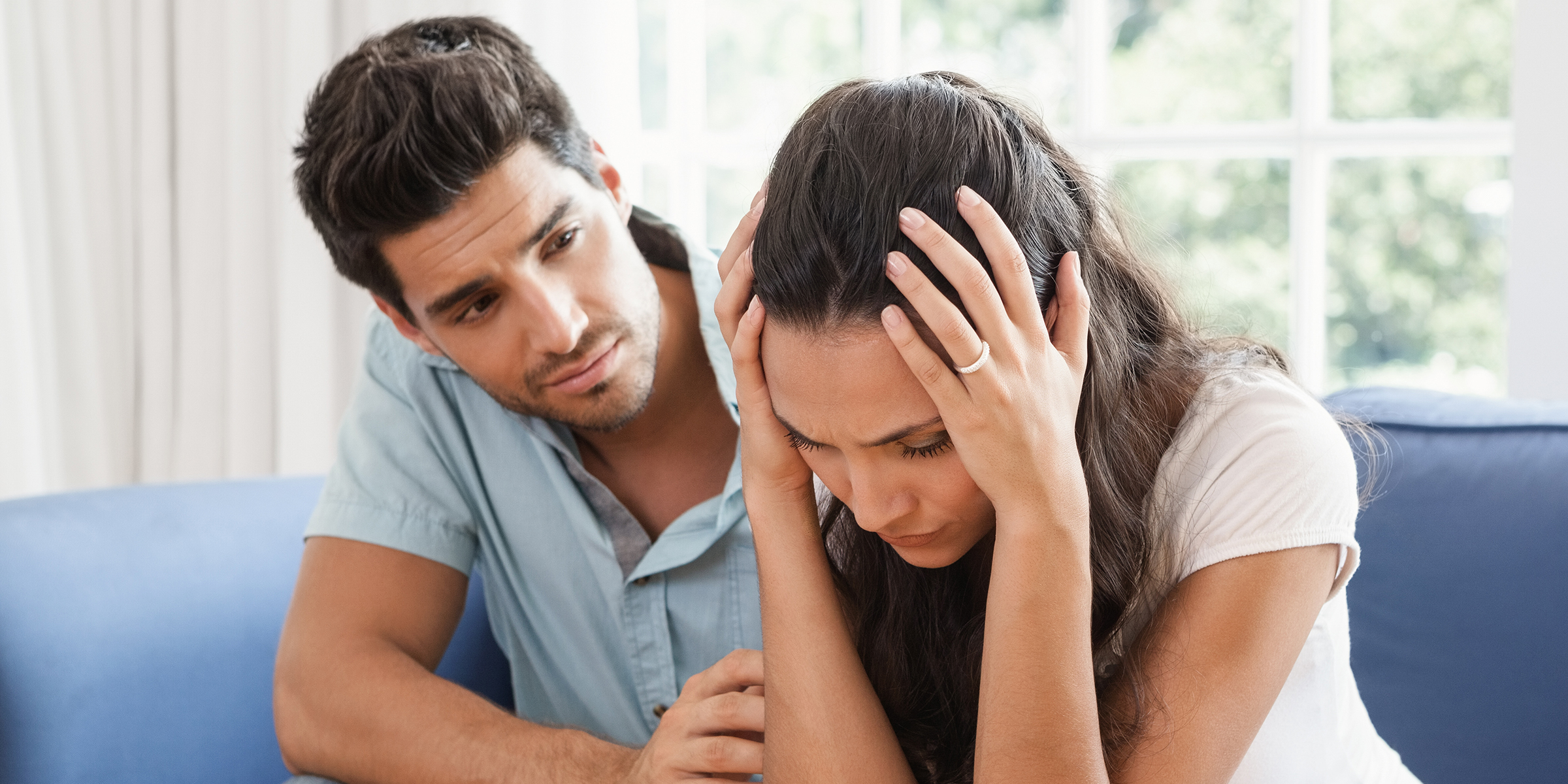 Un hombre consuela a una mujer alterada | Fuente: Shutterstock