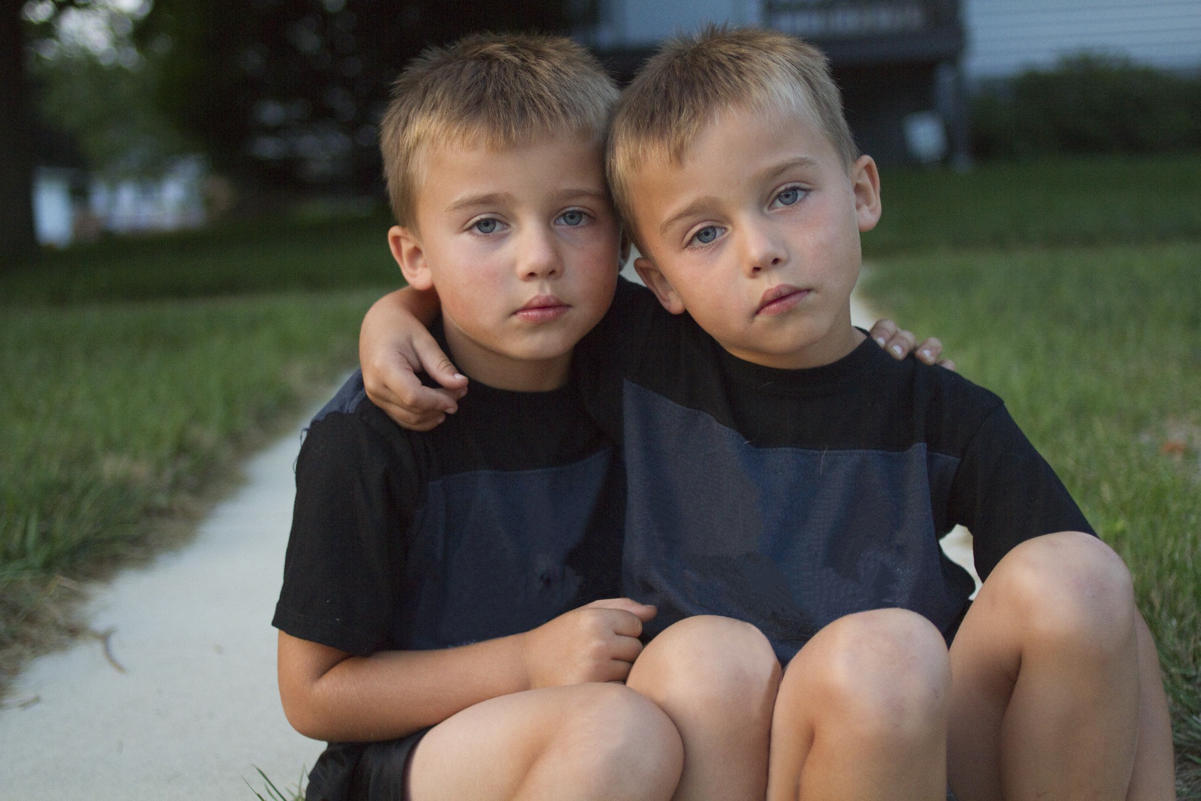 Dos chicos de aspecto idéntico | Fuente: GettyImages