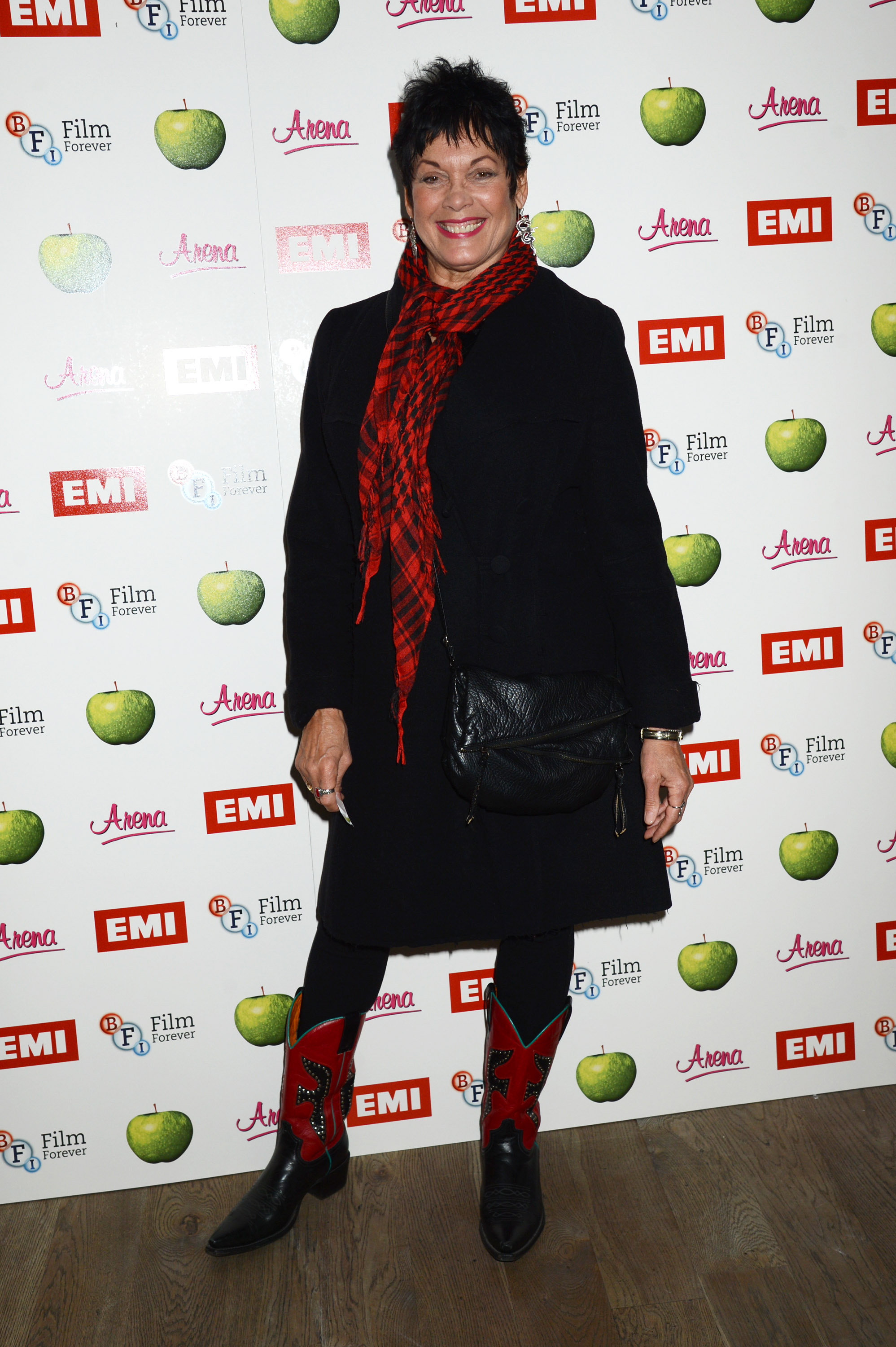 Martine Beswick asiste a una proyección de gala de Magical Mystery Tour en Londres, Inglaterra, el 2 de octubre de 2012. | Fuente: Getty Images