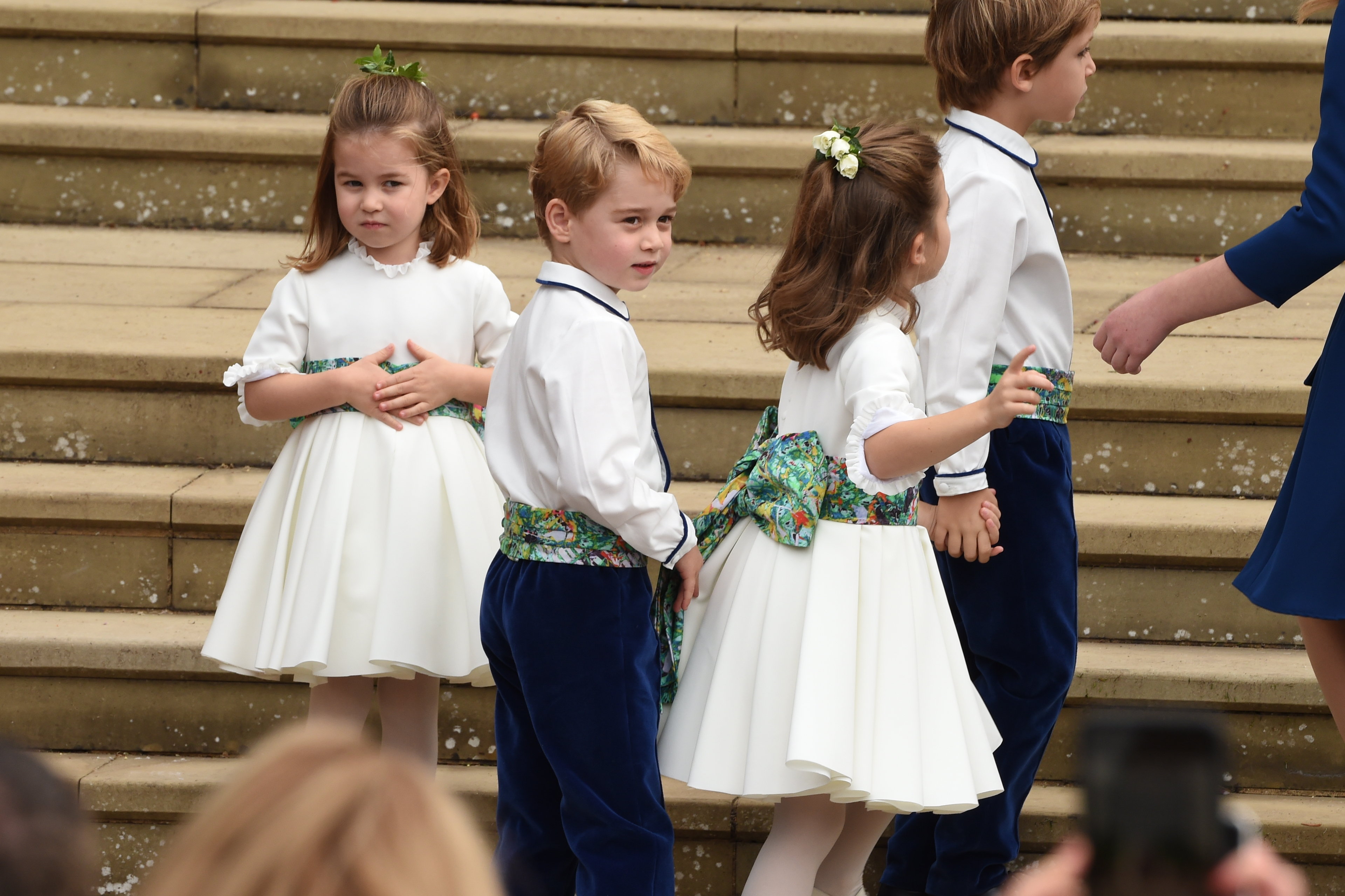 George acompañó a la princesa Charlotte y a otros pequeños integrantes del cortejo nupcial en la boda de la princesa Eugenie y Jack Brooksbank en la capilla de San Jorge el 12 de octubre. A los 5, su papel como paje le permitió participar en otro importante evento de la realeza mientras su infancia transcurría ante el público.