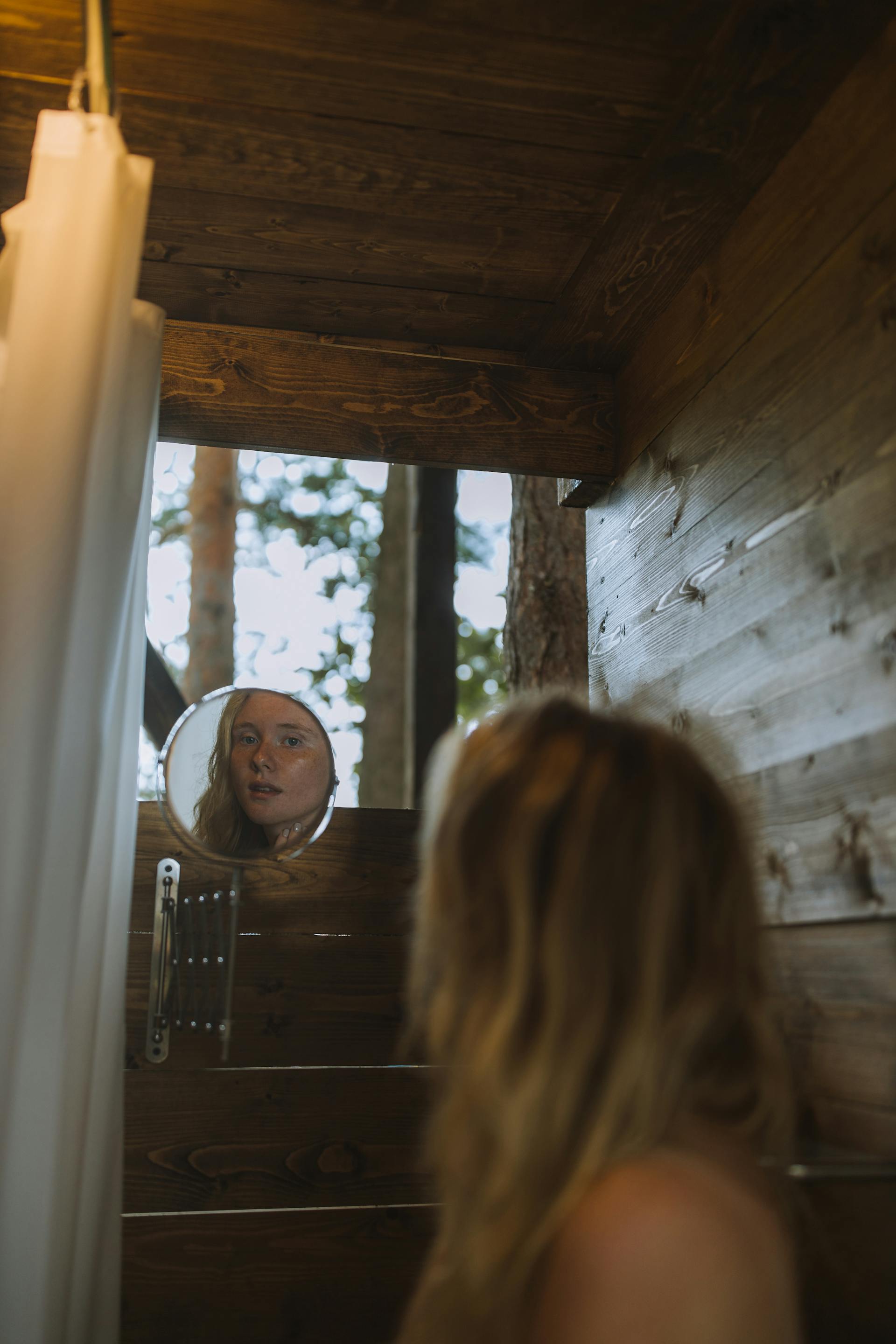 Una mujer en una zona de baño al aire libre | Fuente: Pexels