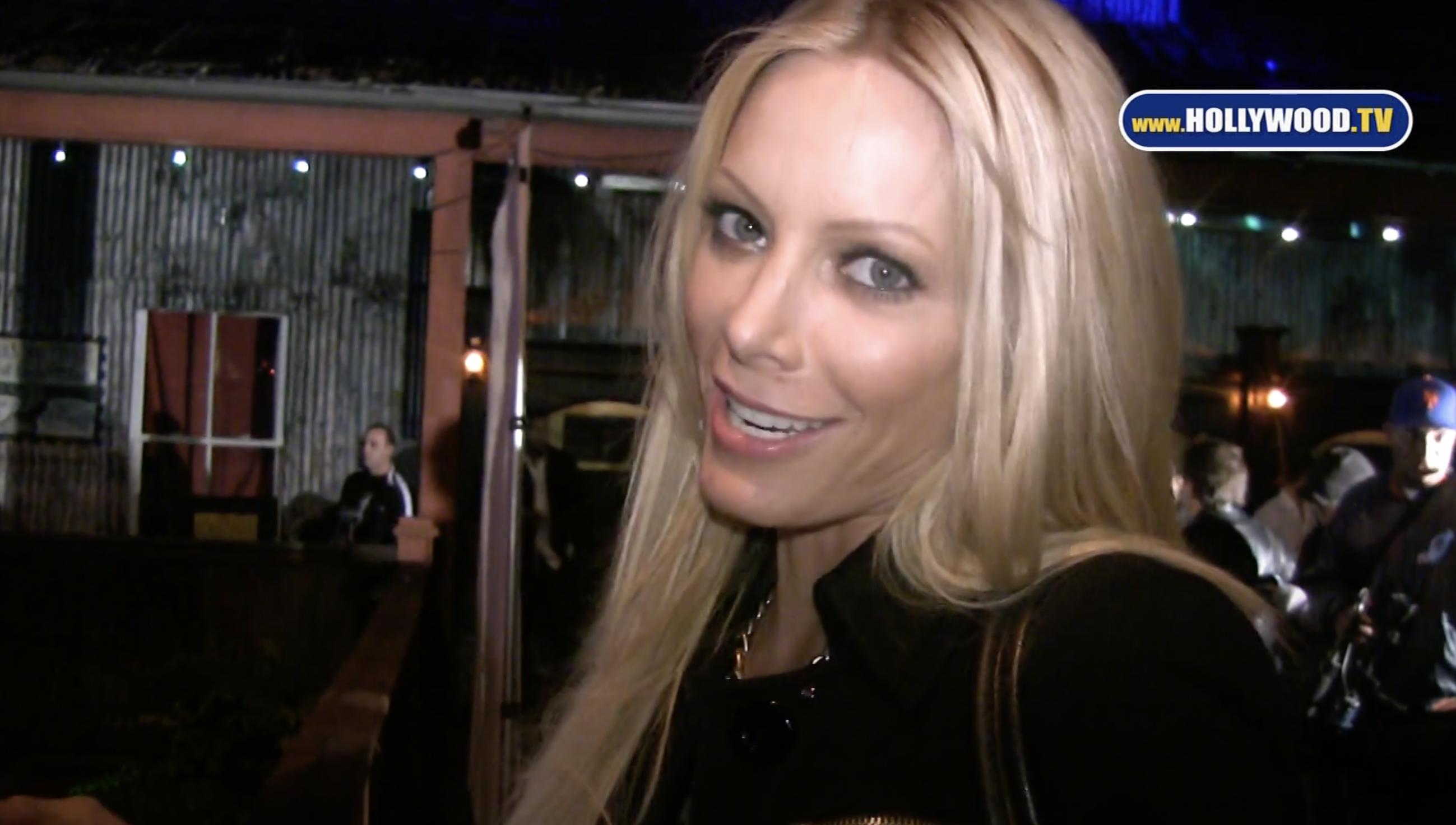 Holly Sampson en una entrevista del 24 de noviembre de 2010 | Fuente: Youtube/Hollywood.TV