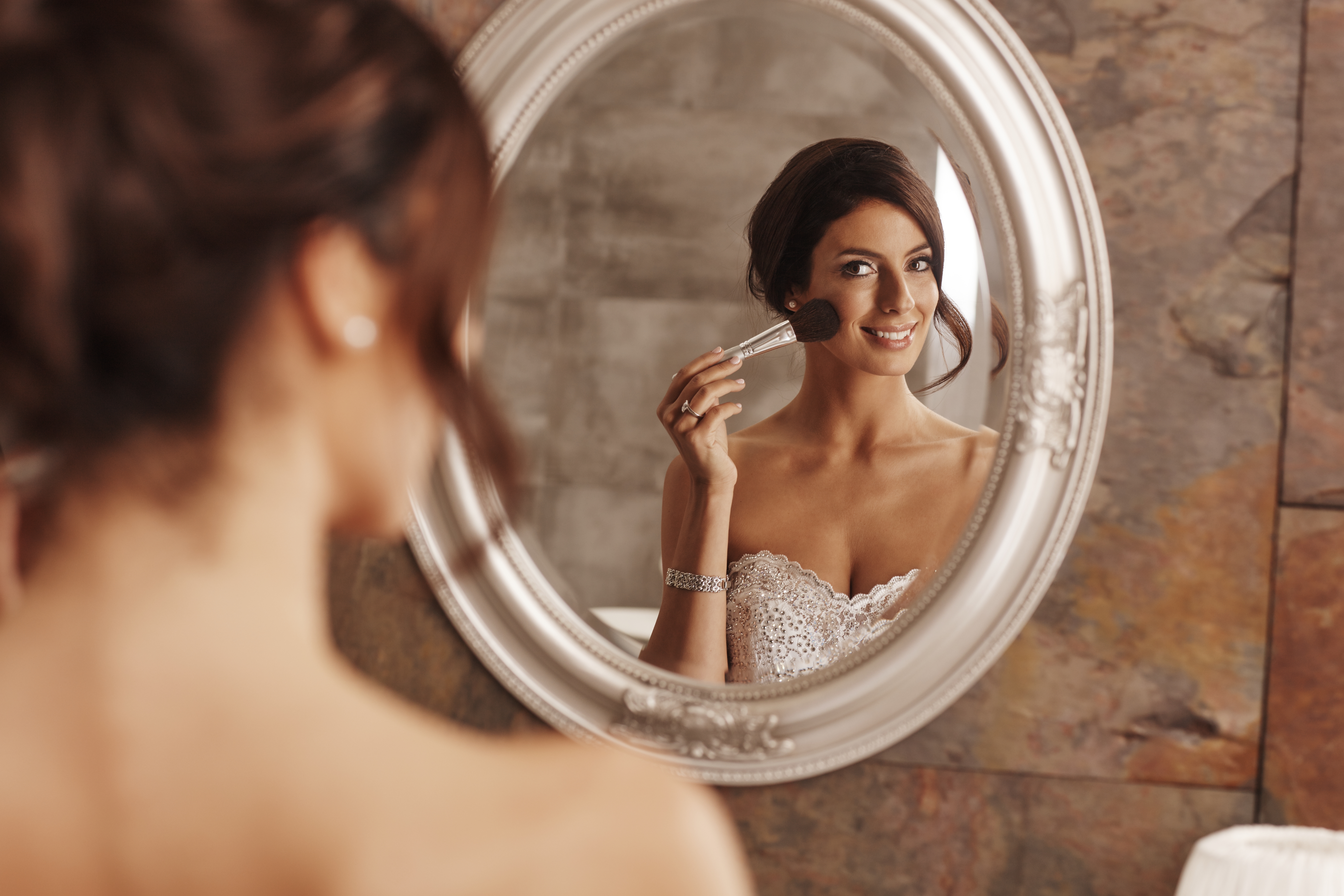 Una joven novia maquillándose. | Foto: Shutterstock