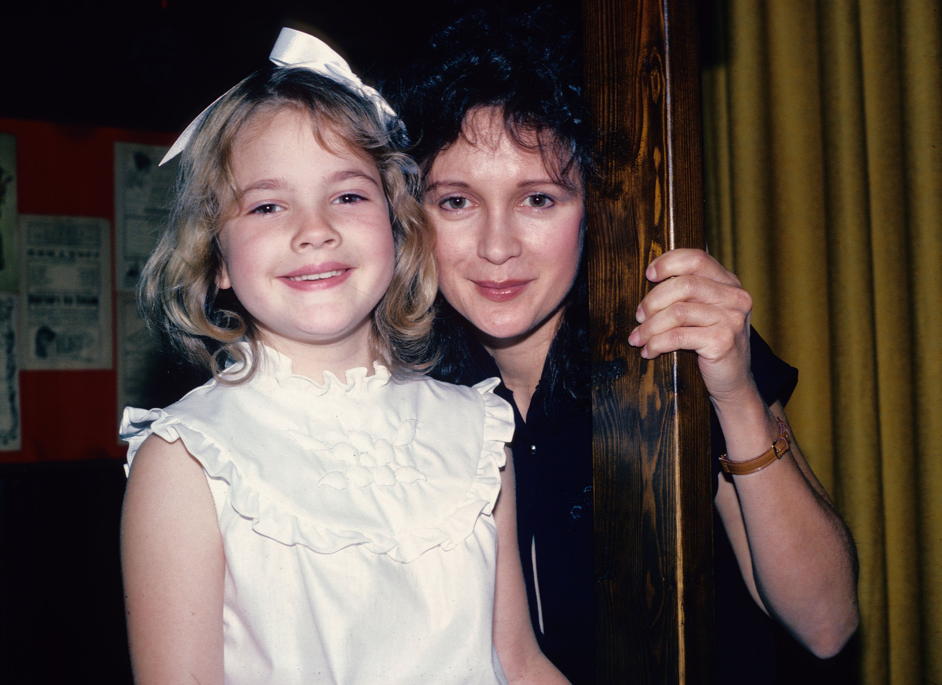 Drew y Jaid Barrymore posan para una fotografía el 8 de junio de 1982 en Nueva York. | Foto: Getty Images