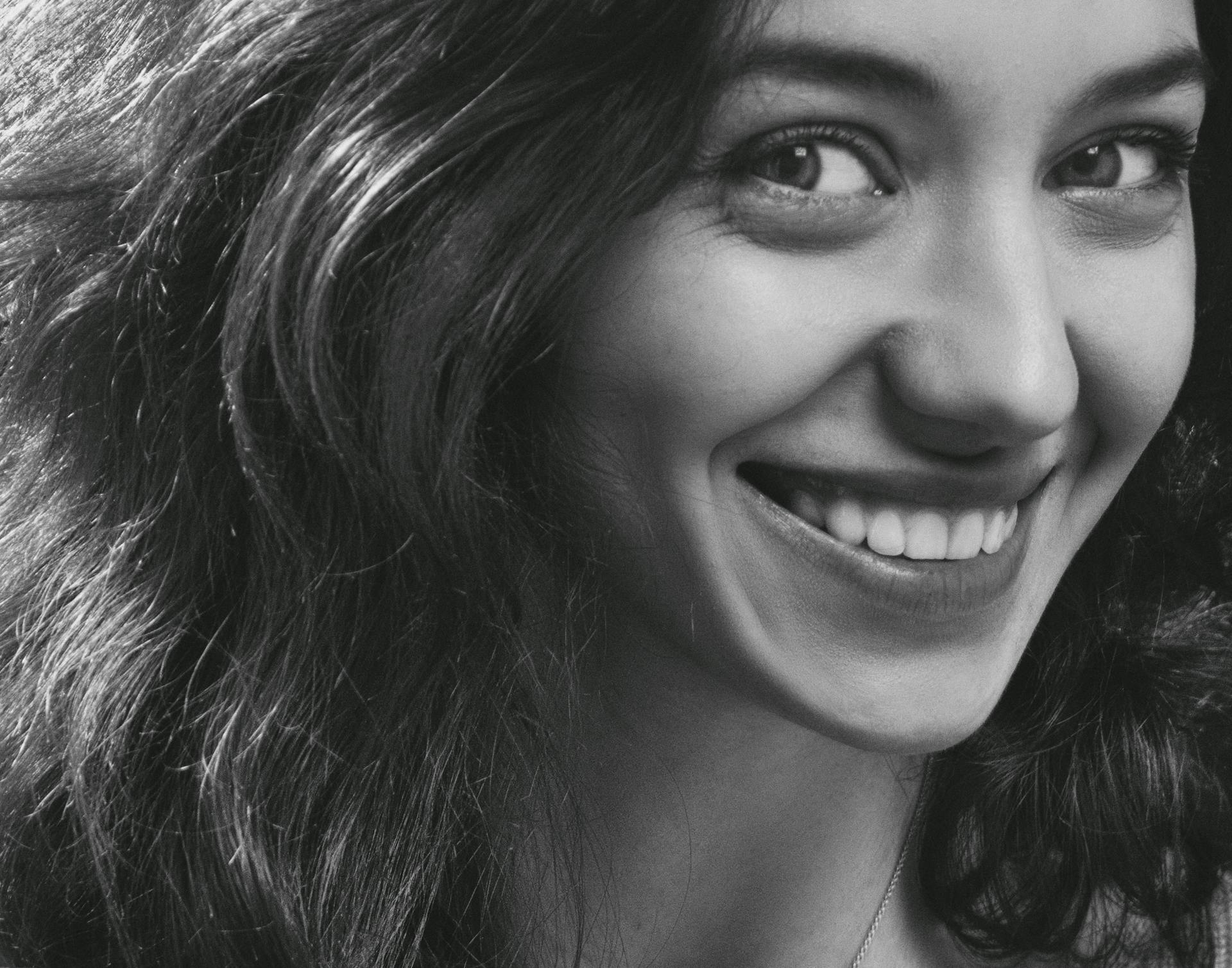 Una mujer sonriente | Fuente: Pexels