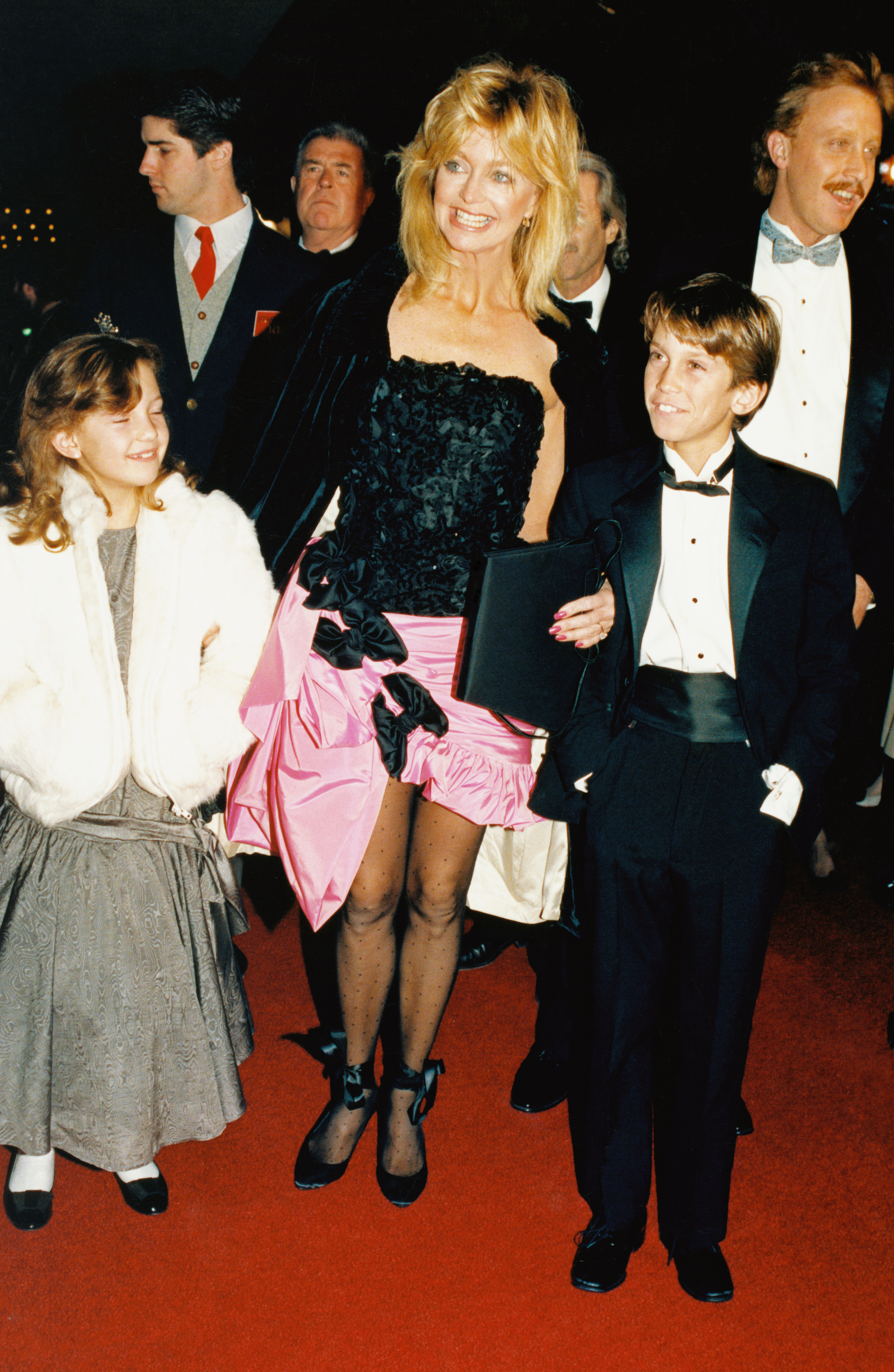 Goldie Hawn y sus hijos en la proyección de "Overboard" en 1987 | Fuente: Getty Images