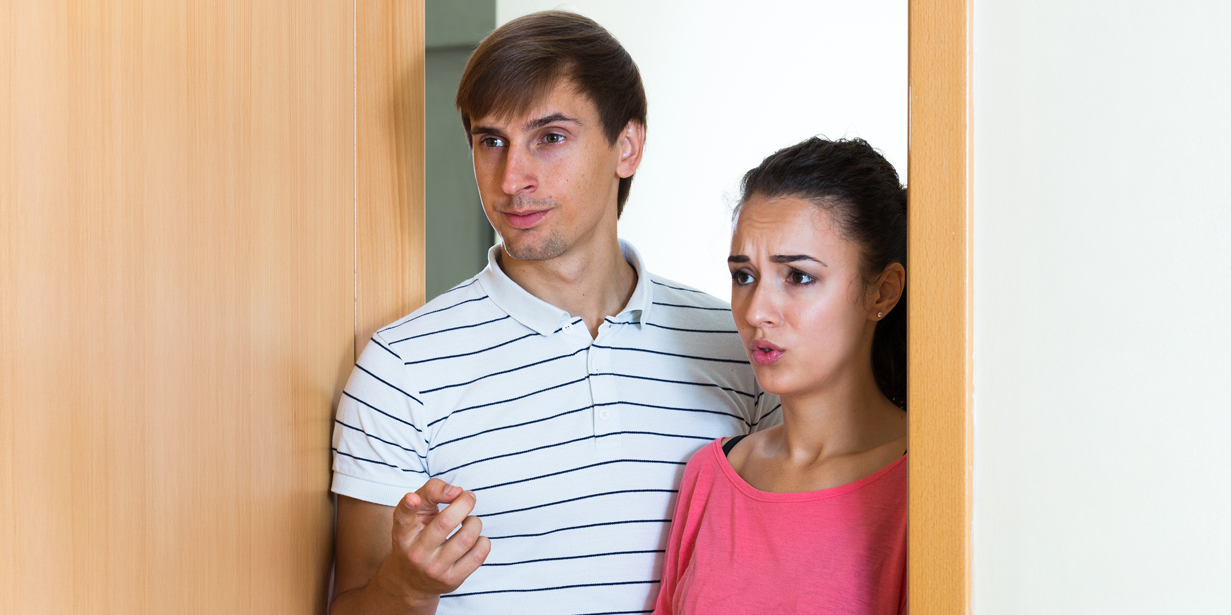 Una pareja en una puerta | Fuente: Shutterstock