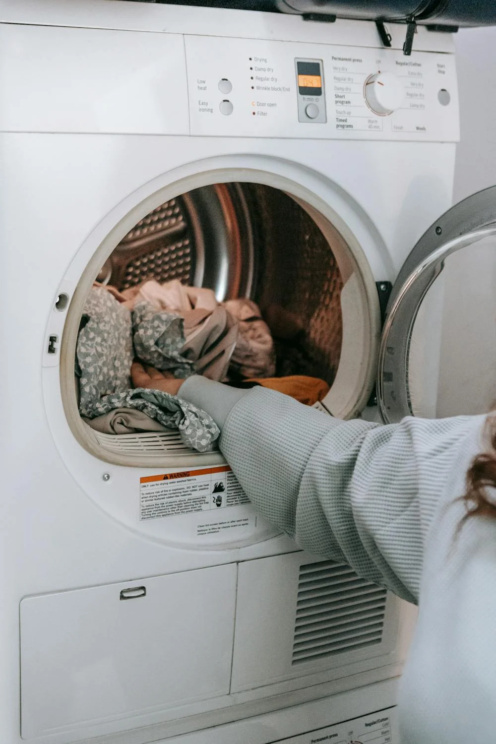 Una mujer lavando la ropa | Fuente: Pexels