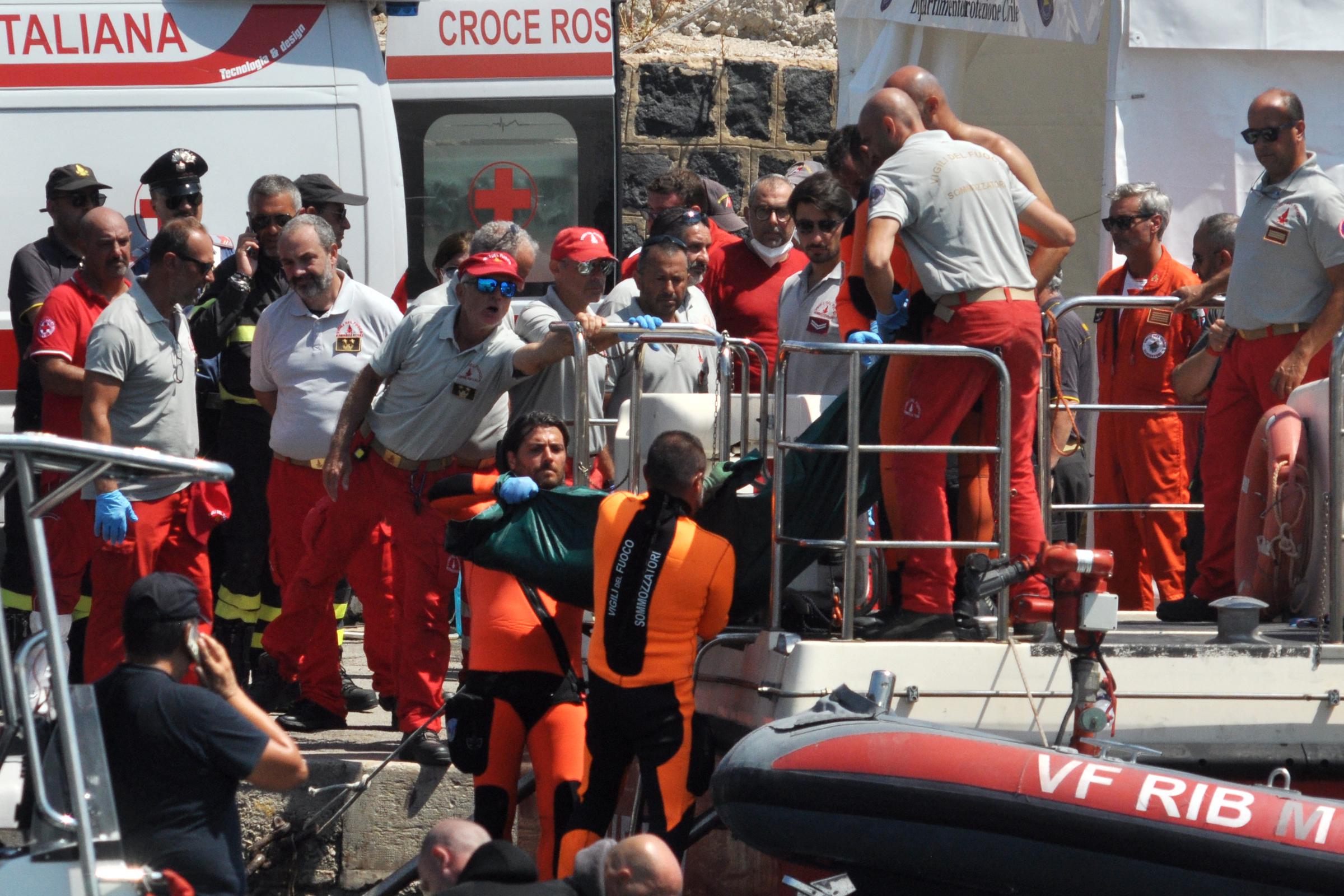 Buceadores de los Vigili del Fuoco, el Cuerpo de Bomberos italiano, transportando un cuerpo del naufragio del yate Bayesian en el puerto de Porticello, Italia, el 23 de agosto de 2024 | Fuente: Getty Images