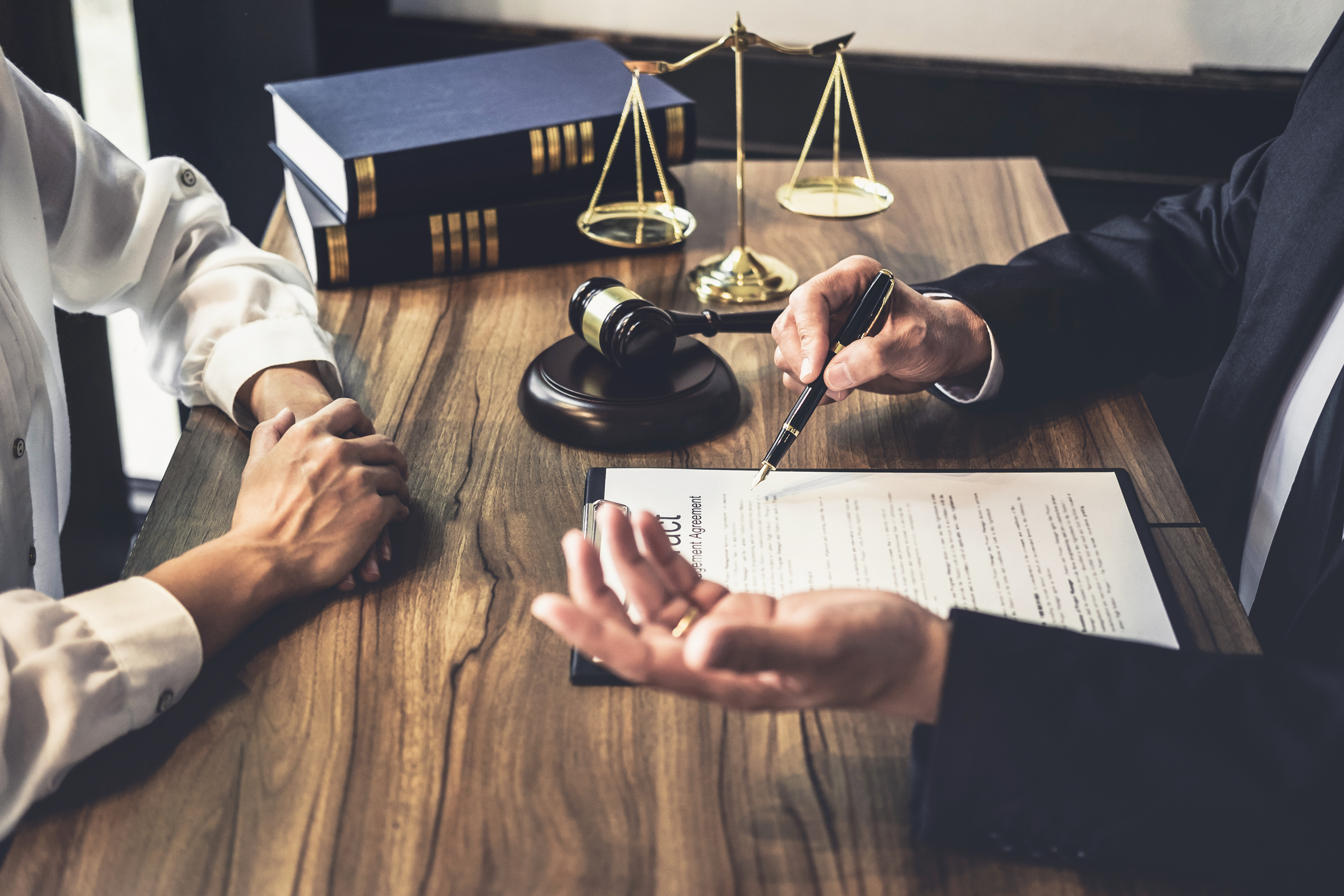 Dos personas revisando un documento legal | Foto: Shutterstock