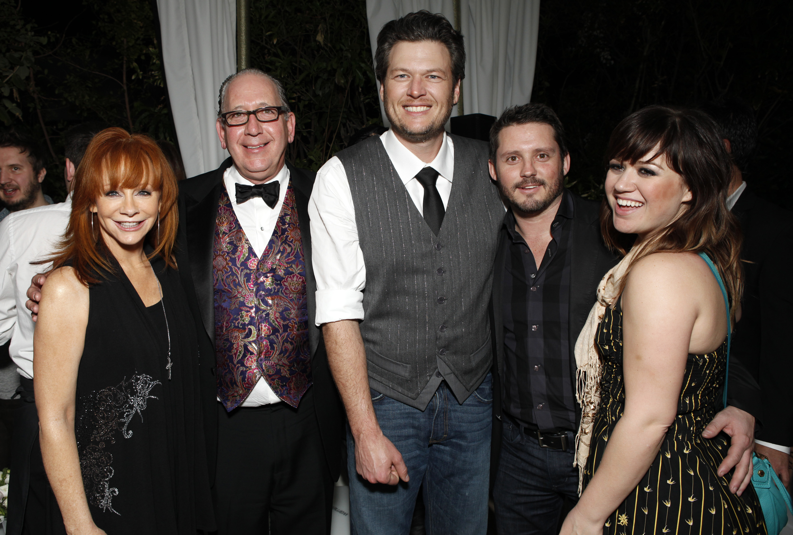 Reba McEntire, John Esposito, Blake Shelton, Brandon Blackstock y Kelly Clarkson asisten a la Warner Music Group Grammy Celebration organizada por InStyle en el Chateau Marmont el 12 de febrero de 2012, en Los Ángeles, California | Fuente: Getty Images