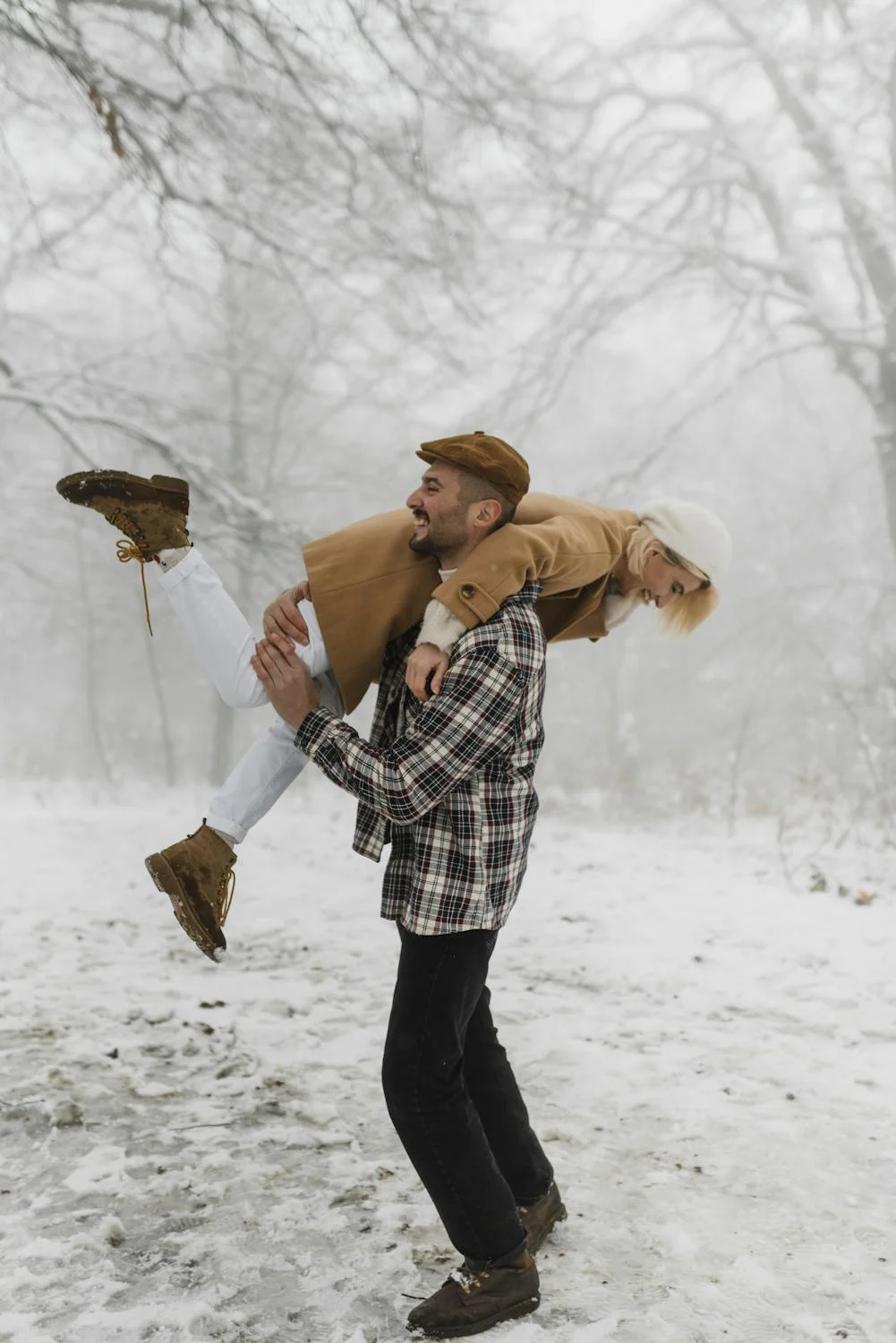 Una pareja divirtiéndose en la nieve | Fuente: Pexels