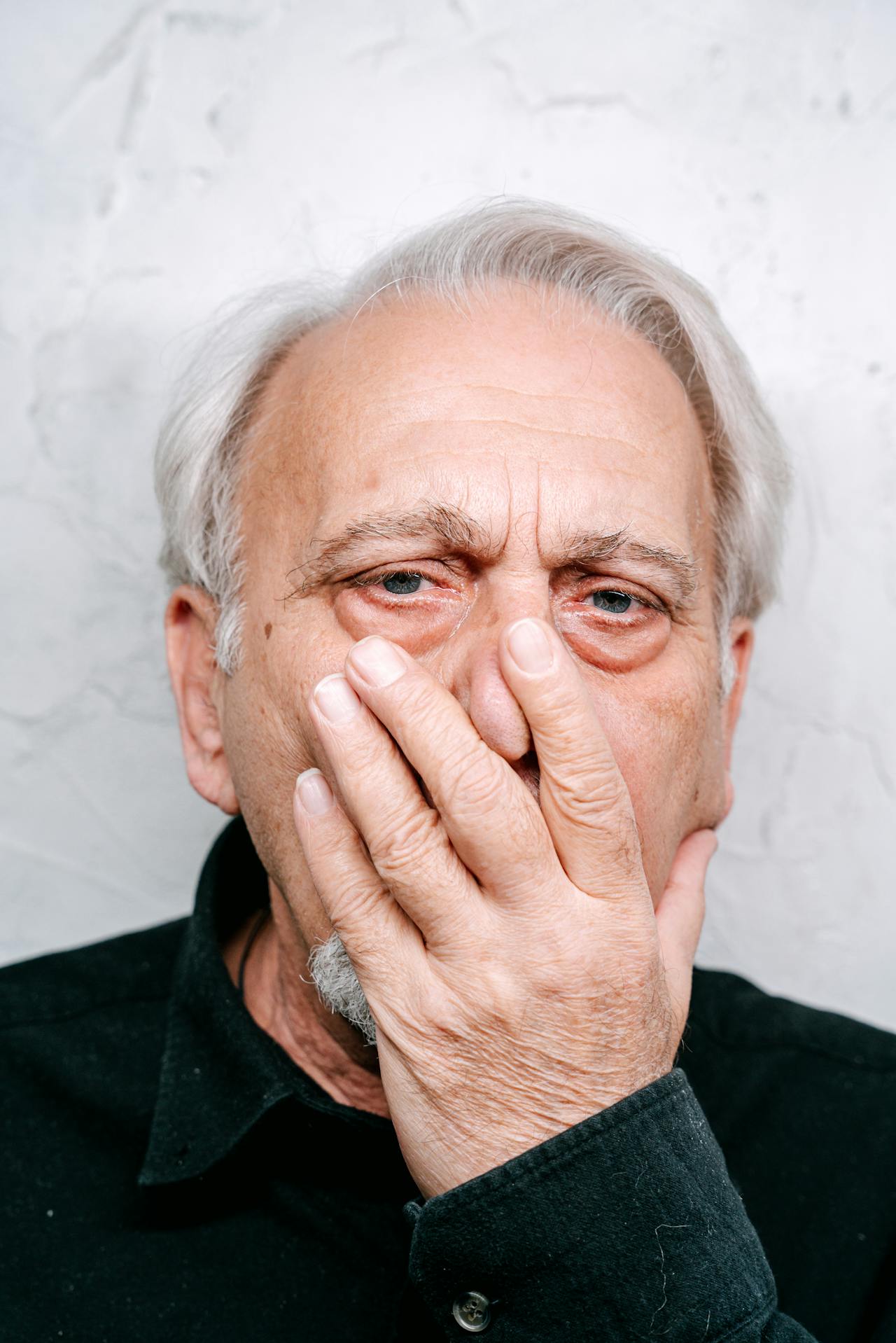 Un anciano conmocionado | Fuente: Pexels