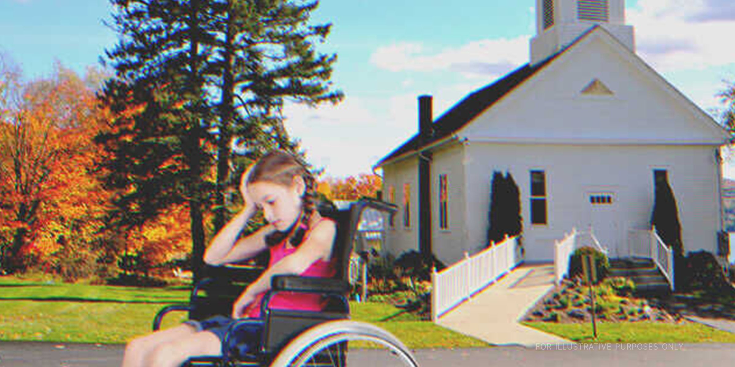Una niña en silla de ruedas frente a una iglesia | Foto: Shutterstock