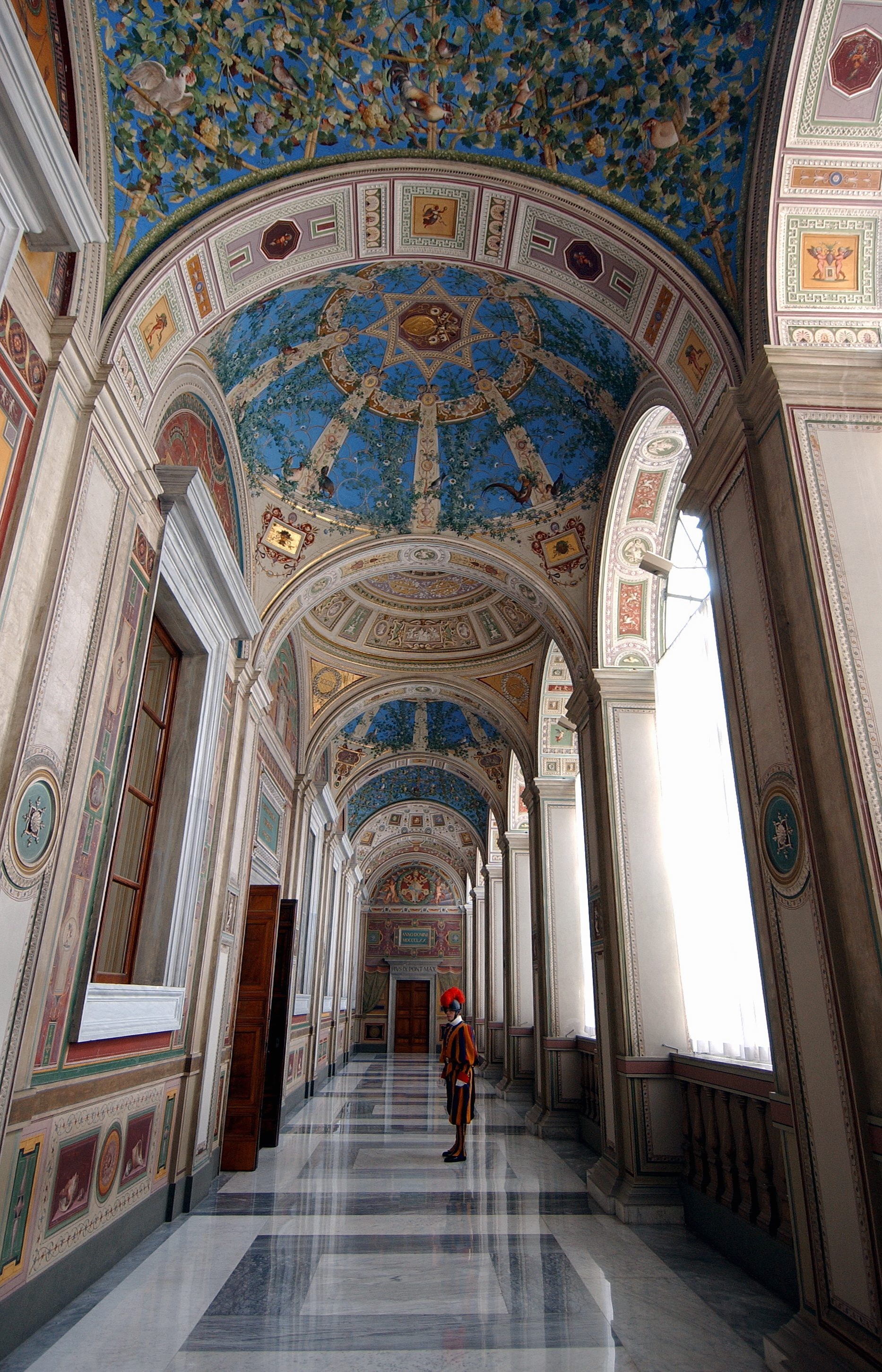 Los pasillos del Palacio Apostólico que conducen a los apartamentos del papa custodiados por la Guardia Suiza. | Fuente: Getty Images