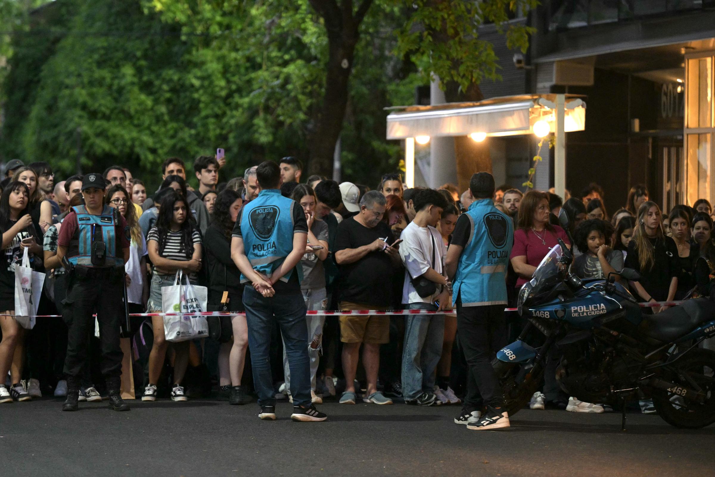 Fans reunidos en el hotel donde murió Liam Payne el 16 de octubre de 2024, en Buenos Aires, Argentina | Fuente: Getty Images