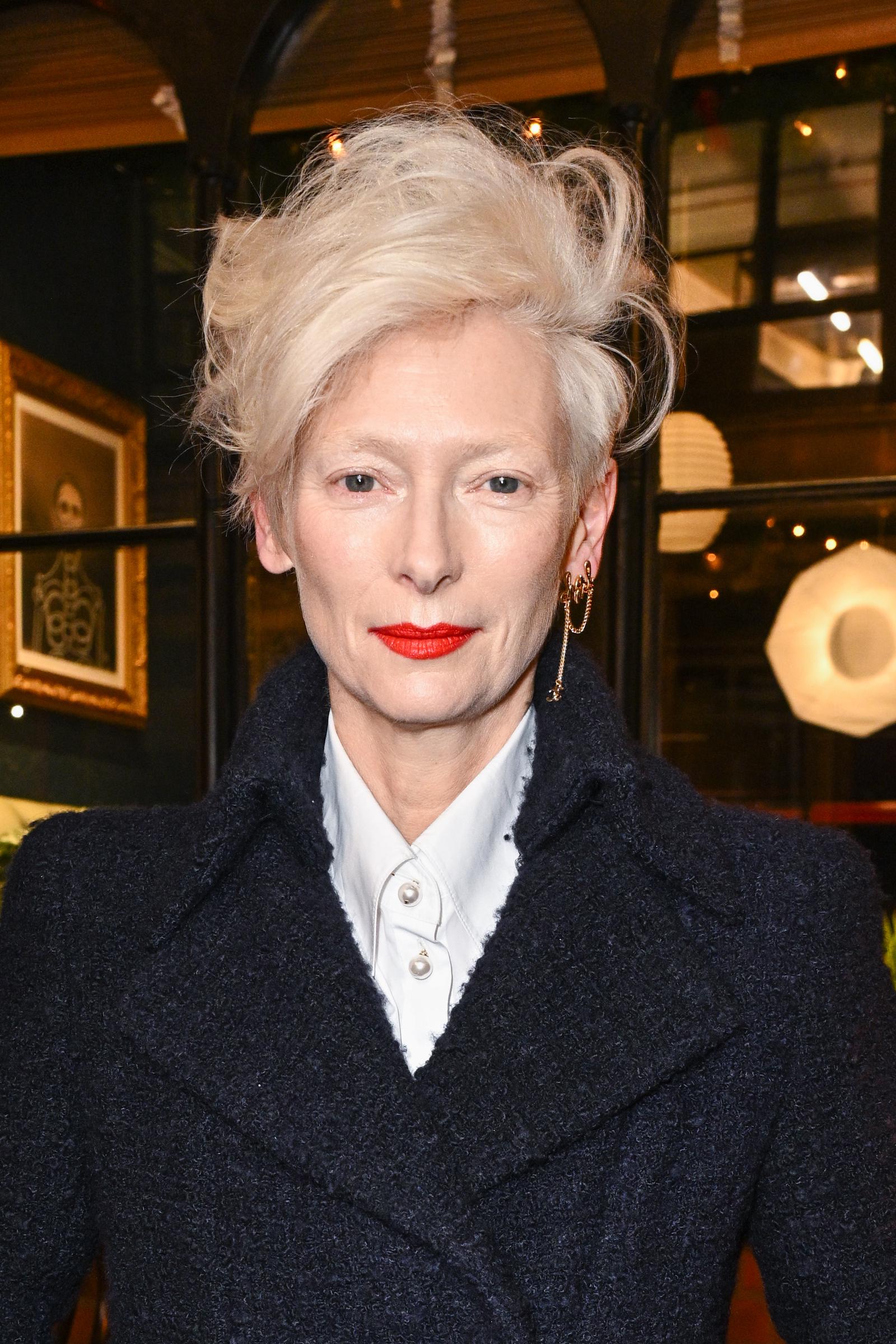 Tilda Swinton en el Salón Metiers D'Art de CHANEL el 7 de diciembre de 2023, en Manchester, Inglaterra. | Fuente: Getty Images