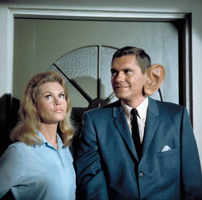 Dick York y Elizabeth Montgomery filmando la cuarta temporada de "Hechizada" en julio de 1967 | Foto: Getty Images