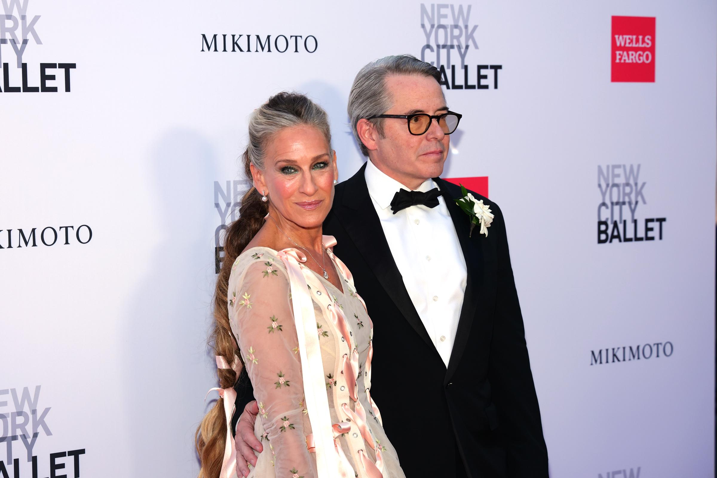 Parker se gira hacia las cámaras junto a Broderick, dejando ver cómo las cintas de color rosa pálido de su vestido se prolongan hasta su trenza, espectacularmente larga y tejida con cintas. | Fuente: Getty Images