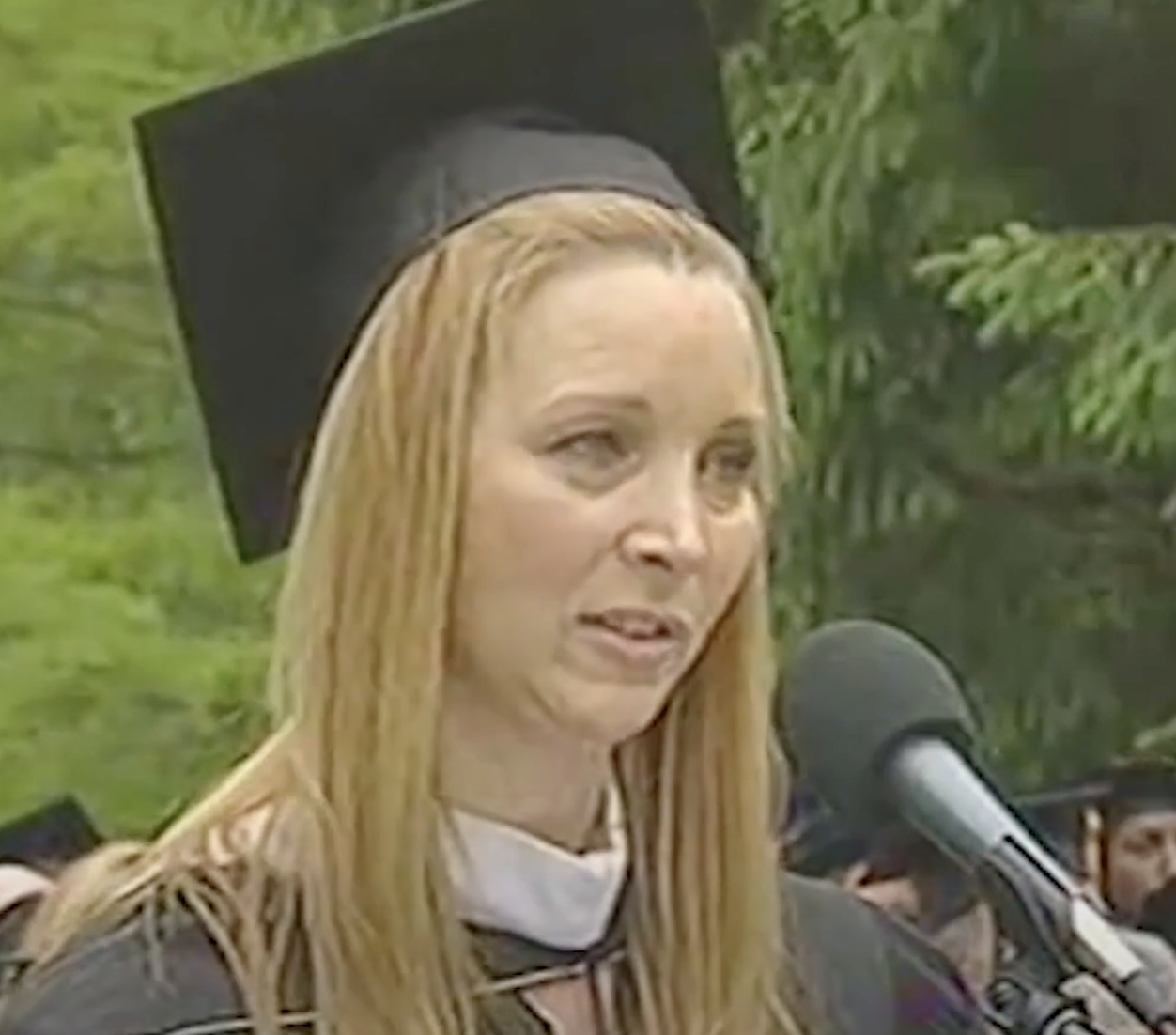 Lisa Kudrow en una graduación de Vassar en 2010, en un vídeo de YouTube fechado el 27 de mayo de 2021 | Fuente: Youtube/@BrutAmerica