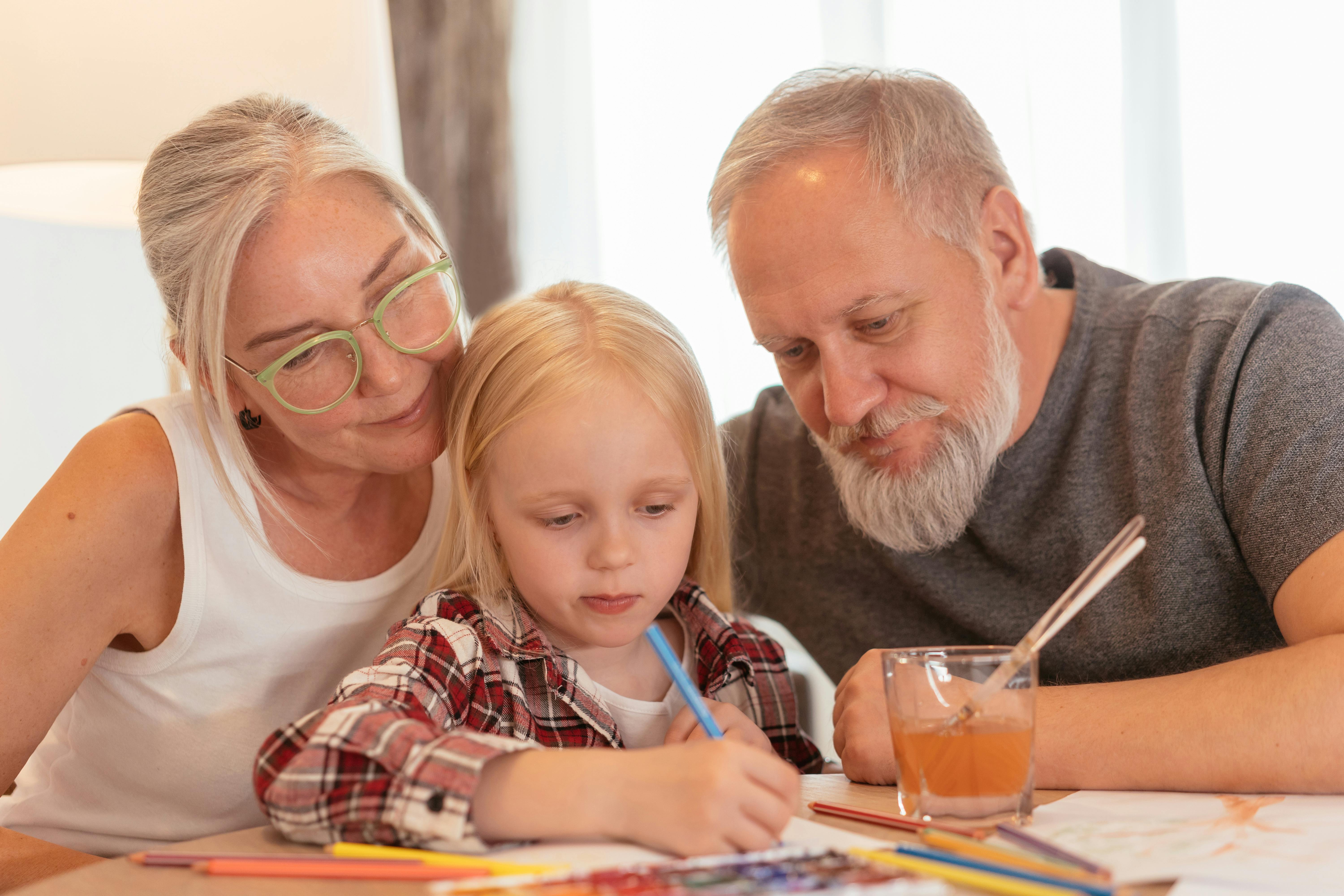 Abuelos jugando con su nieta | Foto: Pexels