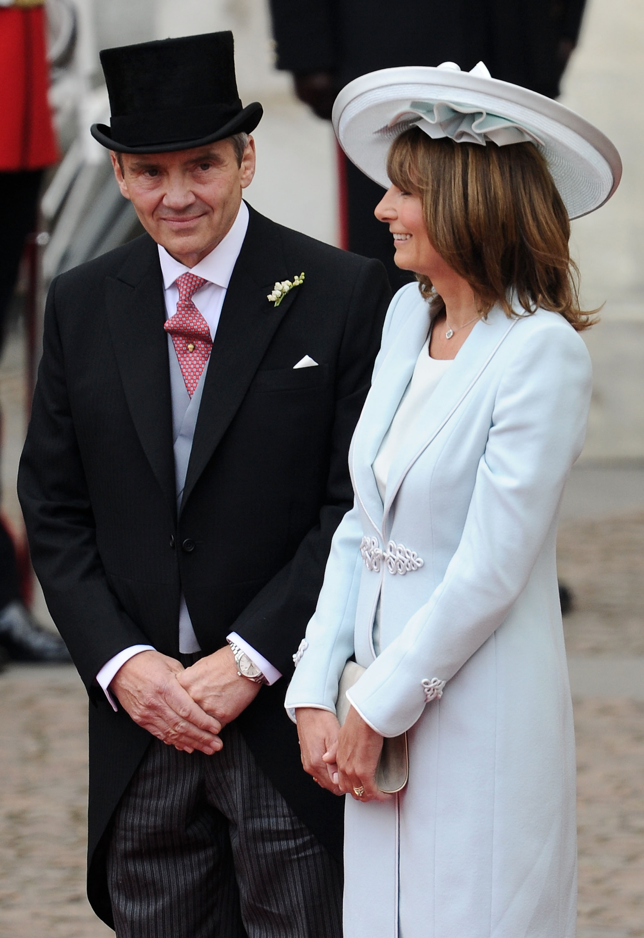 Michael Middleton y Carole Middleton salen de la Abadía de Westminster tras la boda real del príncipe William con Catherine Middleton en Londres, Inglaterra, el 29 de abril de 2011. | Foto: Getty Images