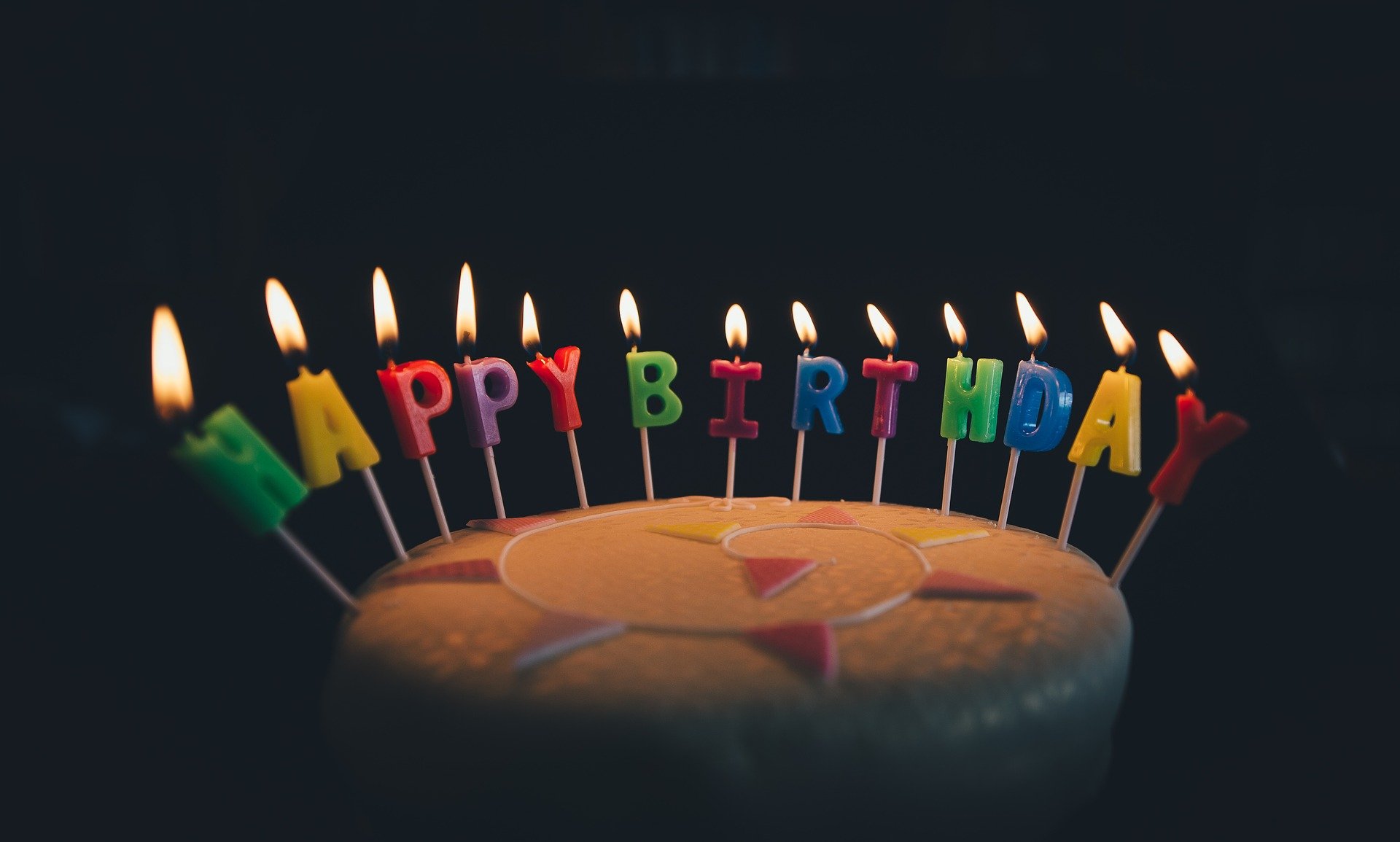Velas de cumpleaños encendidas. │Foto: Pixabay