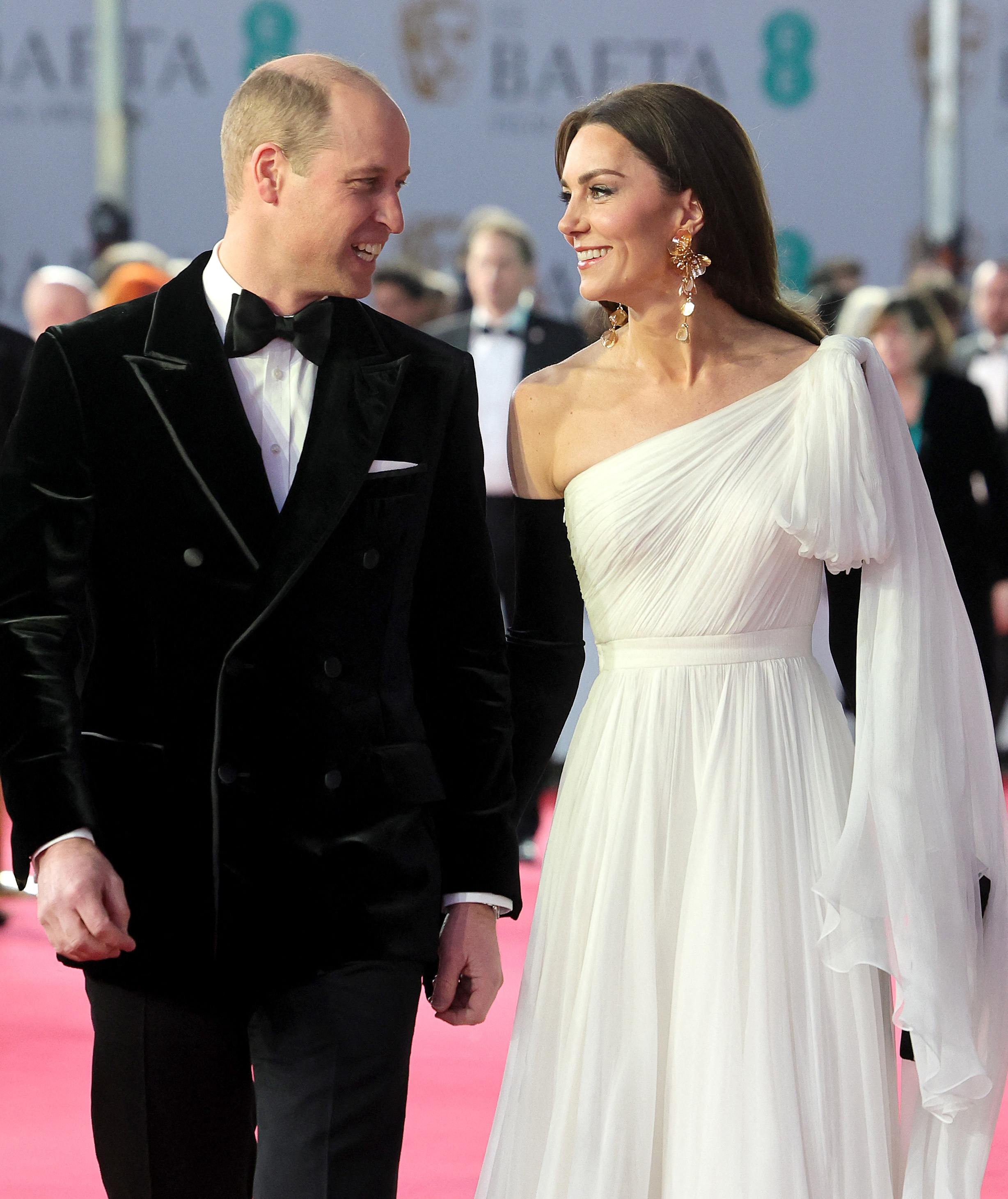 El príncipe Guillermo y la princesa Catalina asisten a la entrega de los premios BAFTA de la Academia Británica de Cine el 19 de febrero de 2023, en el Southbank Centre de Londres. | Fuente: Getty Images