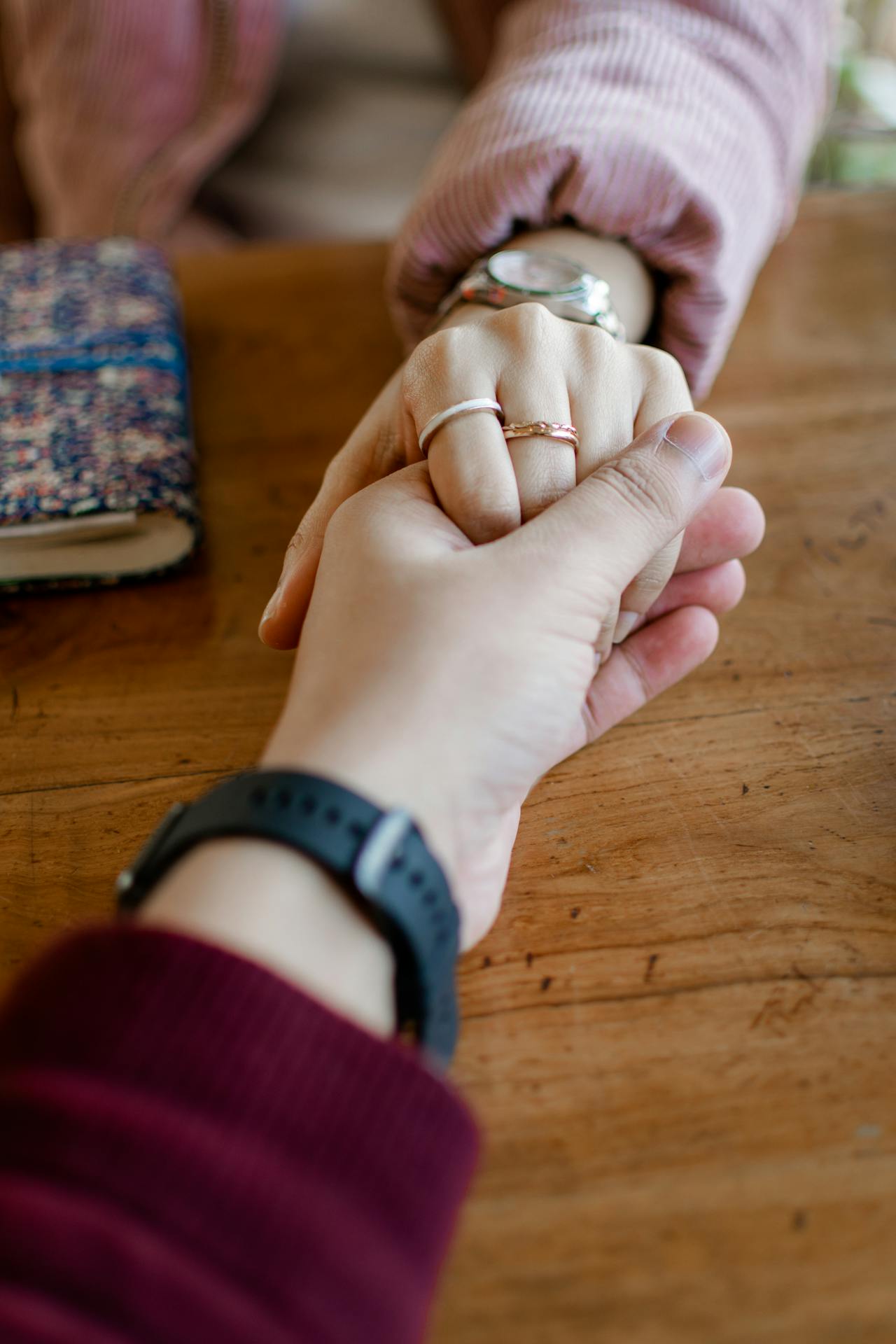 Un hombre sosteniendo la mano de una mujer | Fuente: Pexels