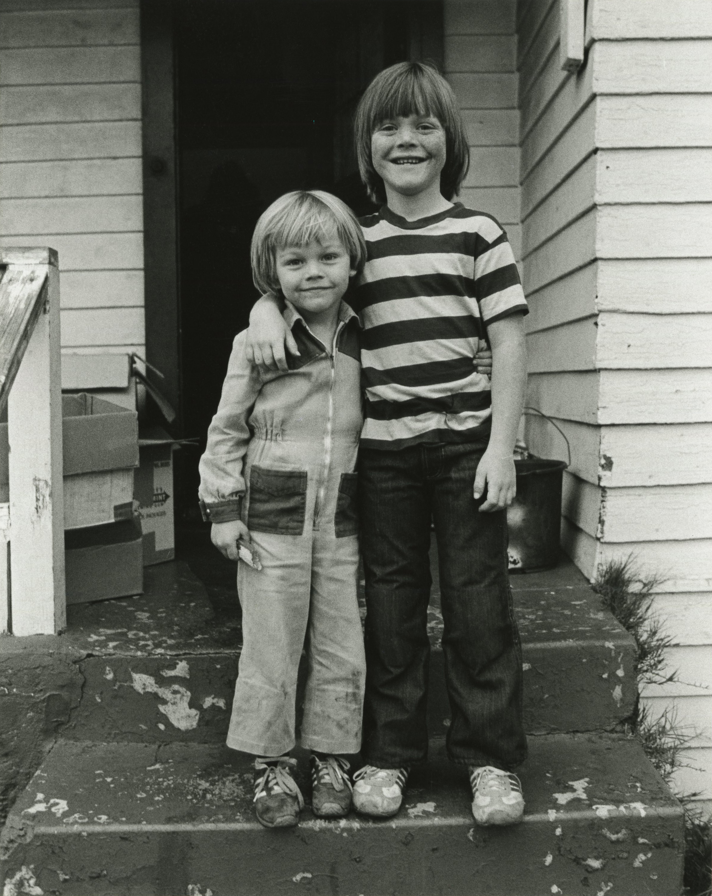 El niño y su hermanastro posan delante de su casa en julio de 1978 en Hollywood, California | Foto: Getty Images