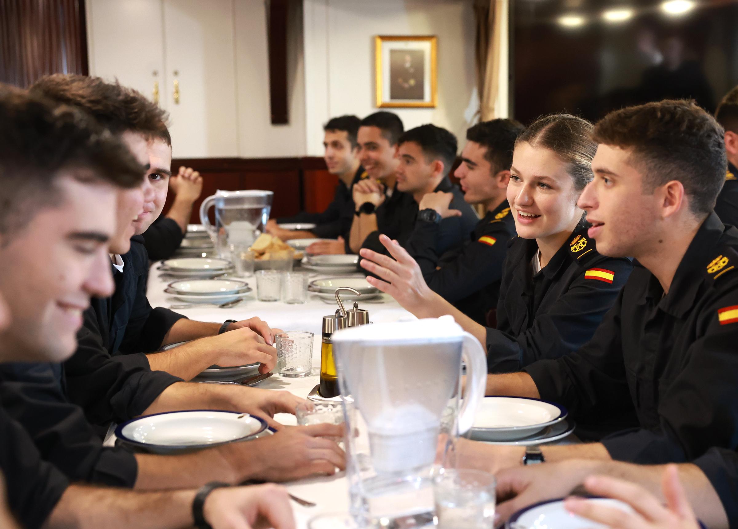 La princesa Leonor, con sus compañeros guardiamarinas en el comedor, en el buque escuela de la Armada 'Juan Sebastián Elcano', el 31 de enero de 2025. | Fuente: Getty Images